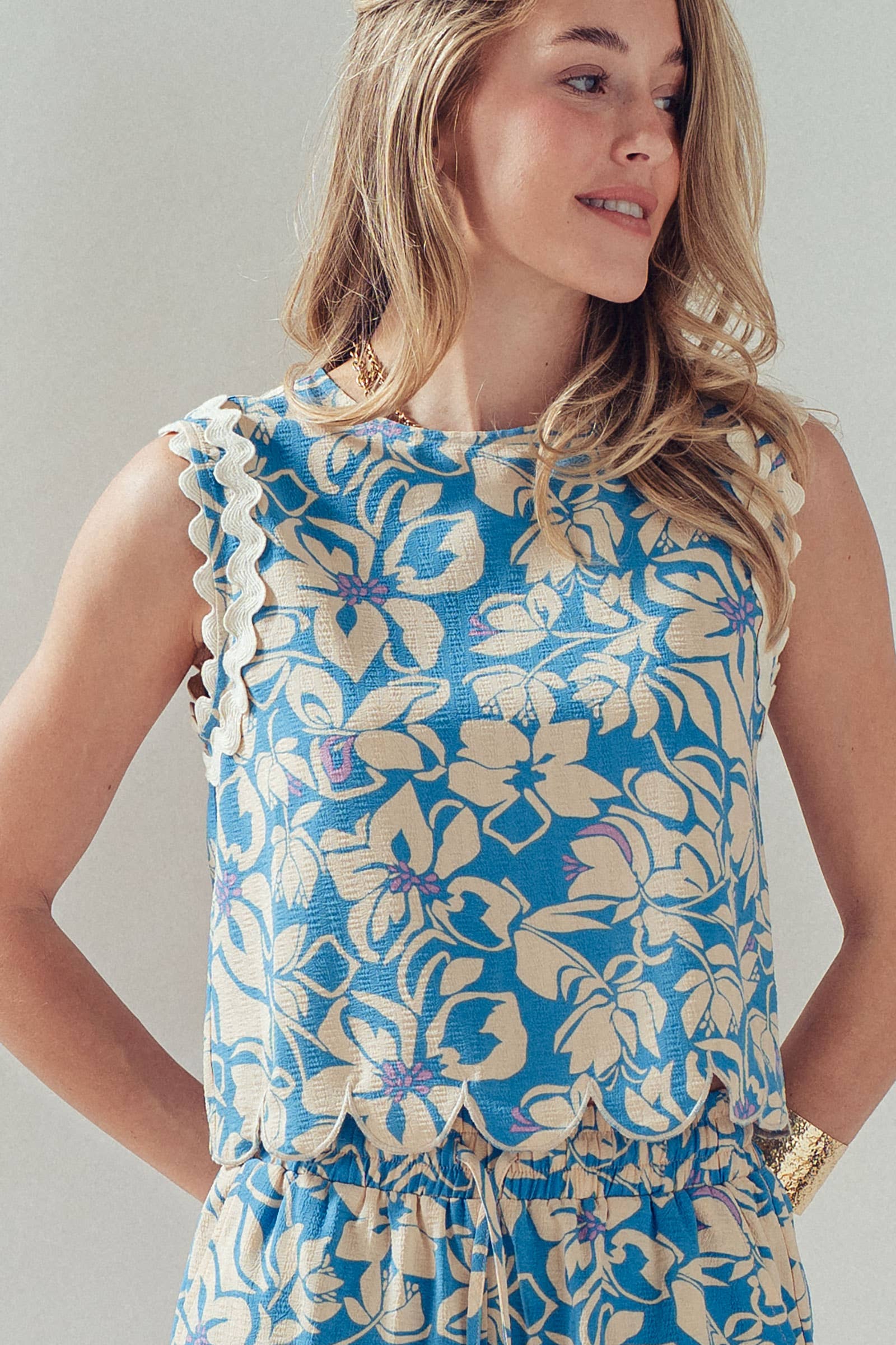 Floral Print Scallop Edge Sleeveless Top