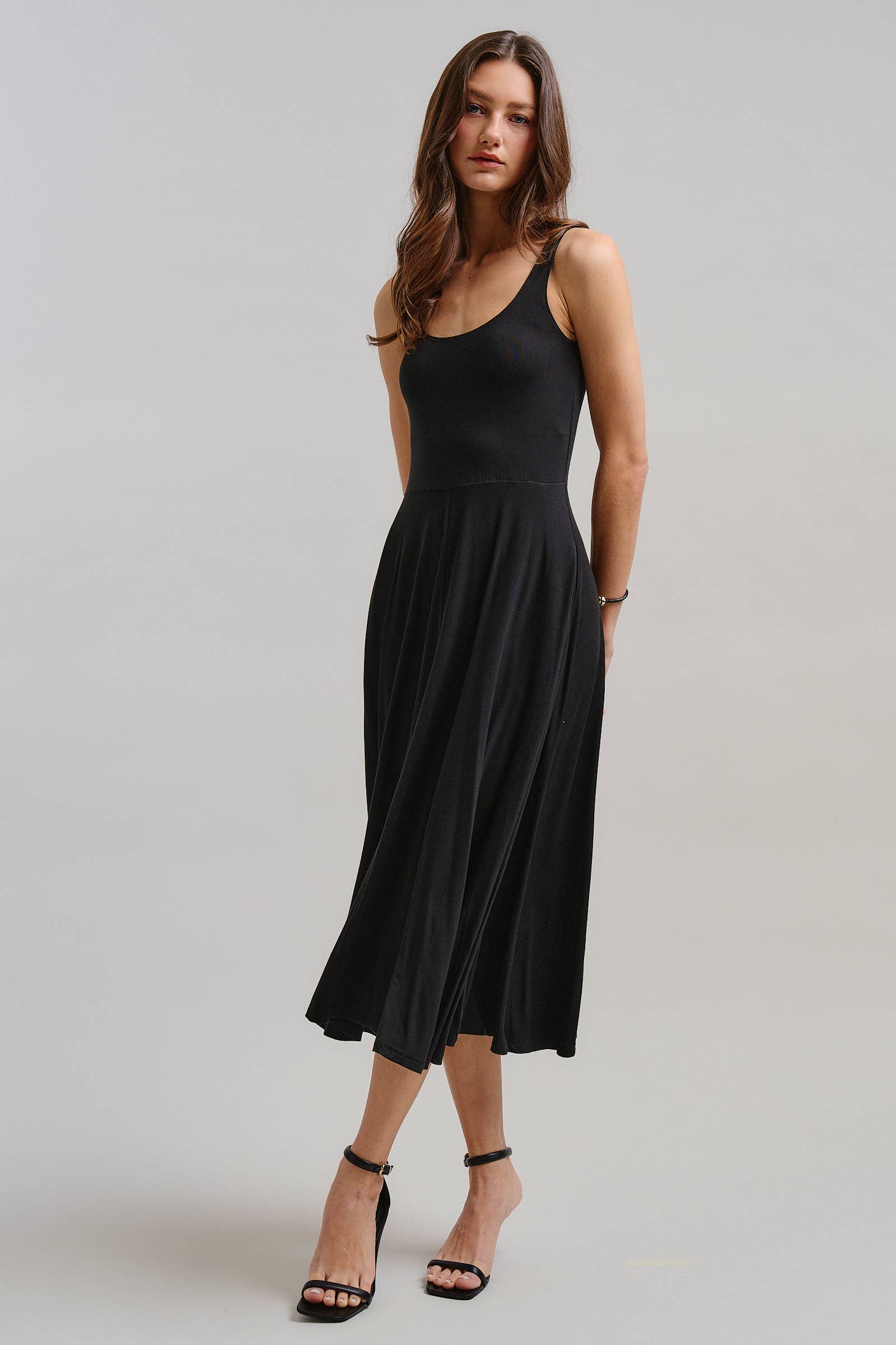 Solid Sleeveless Scoop Neck Midi Dress