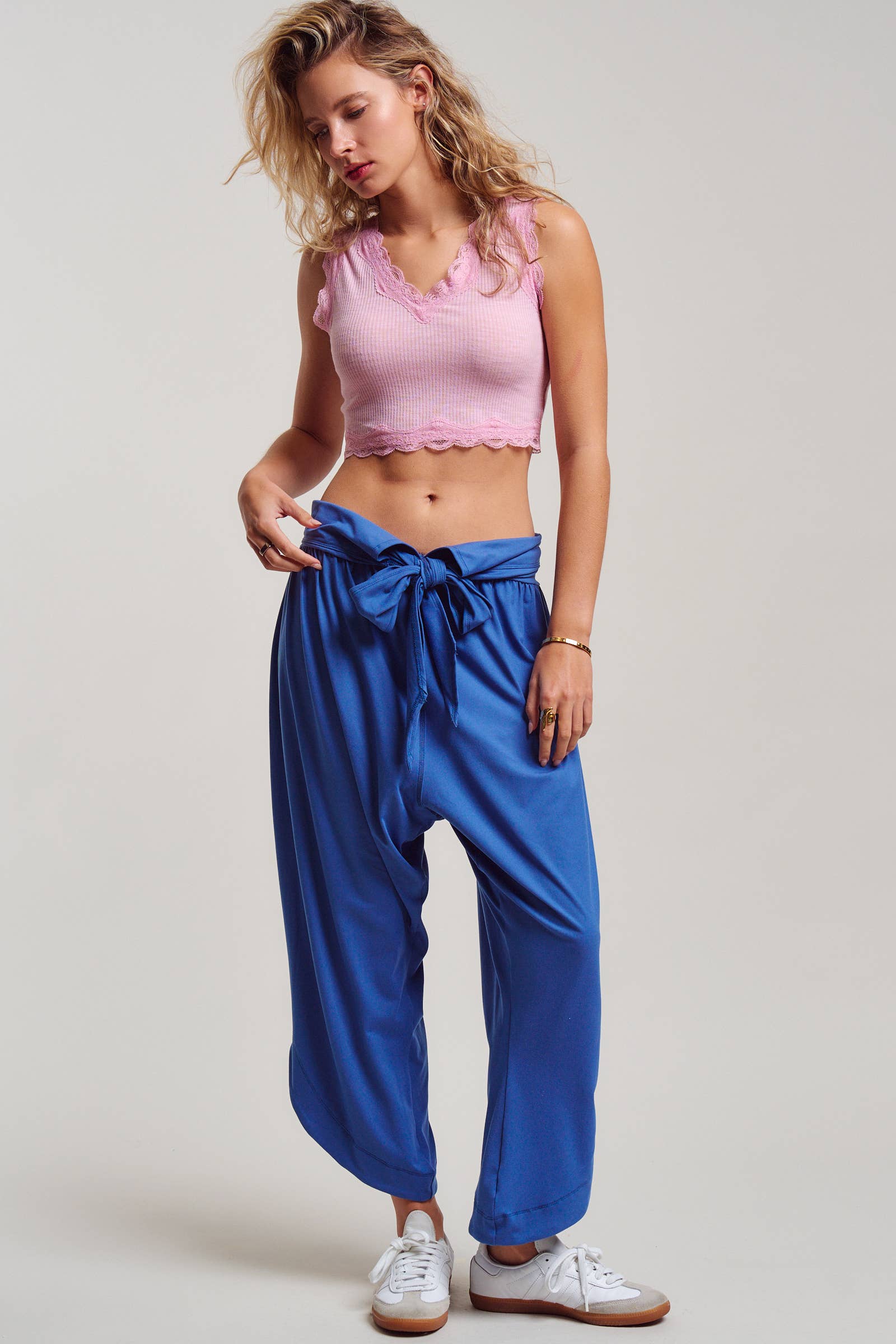 Lace Trim Ribbed Knit V-Neck Crop Top