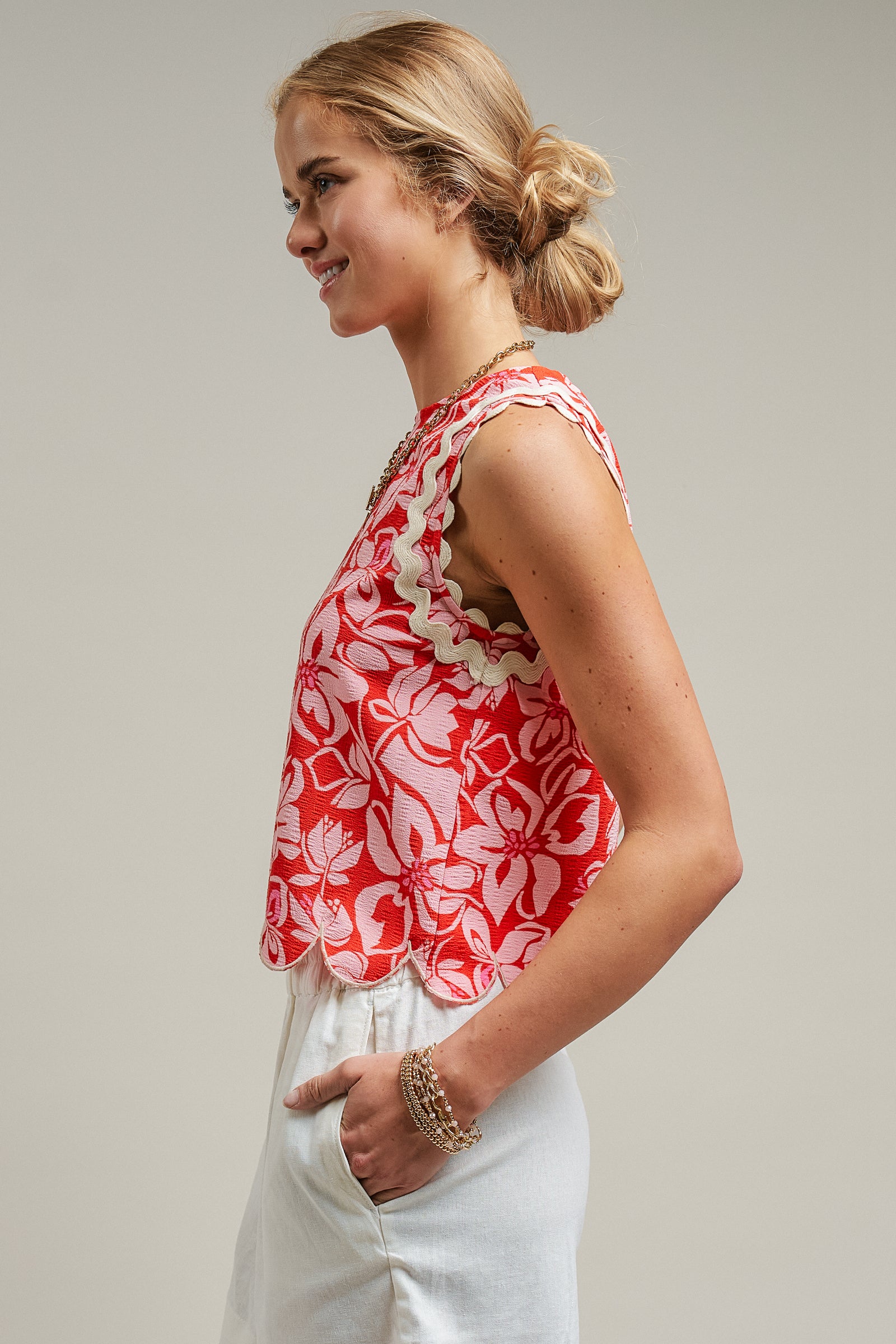 Floral Print Scallop Edge Sleeveless Top