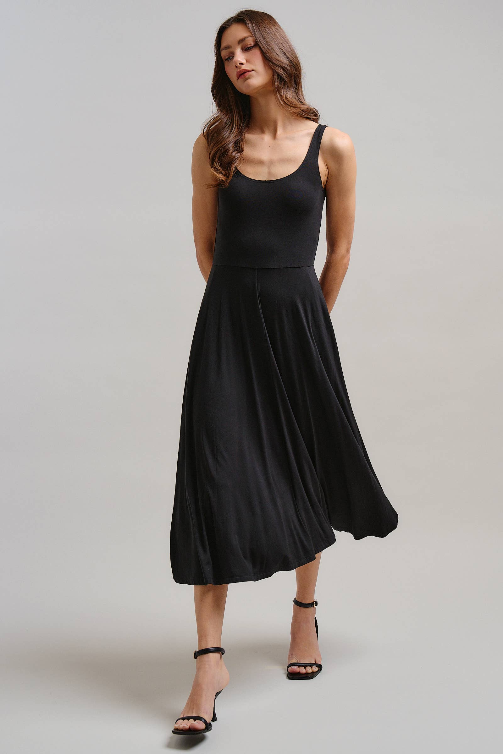 Solid Sleeveless Scoop Neck Midi Dress