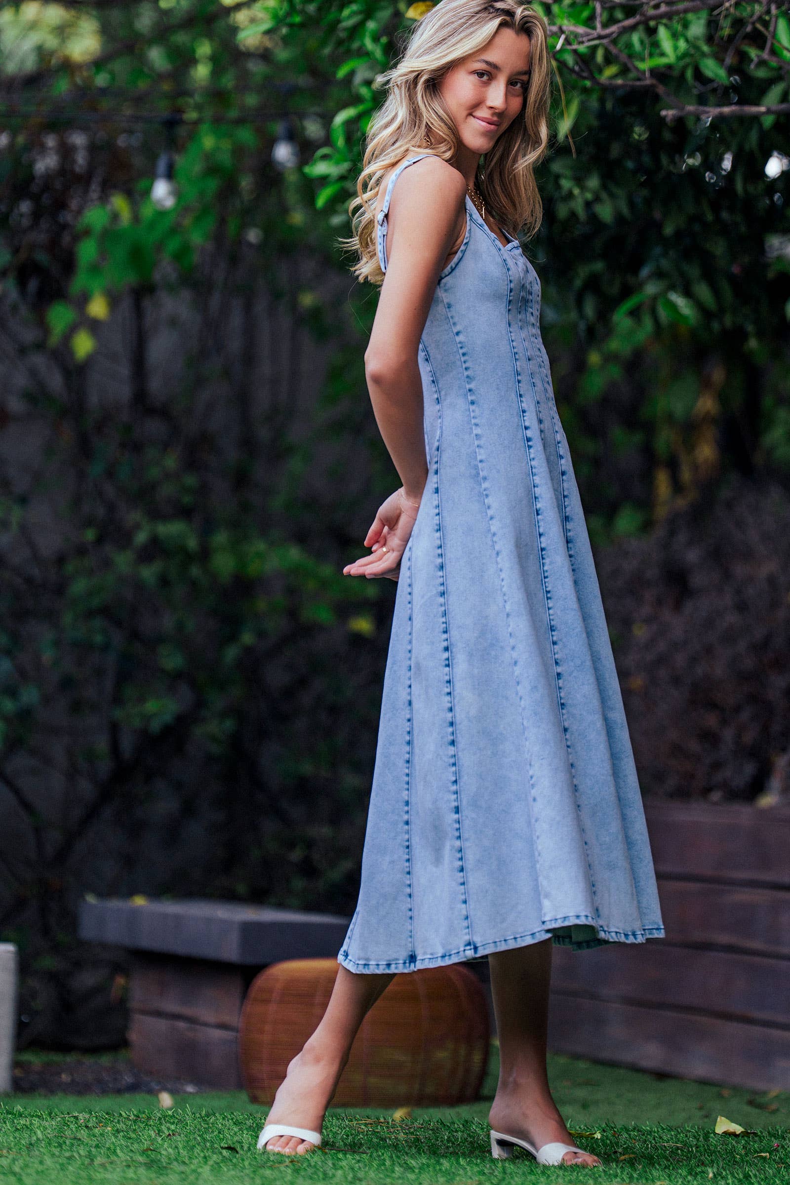 Urban Daizy Panelled Denim Midi Dress Exposed Back Zipper Lt-Denim Dress - Women's (UDZ-DR-00518) – alternate view 4