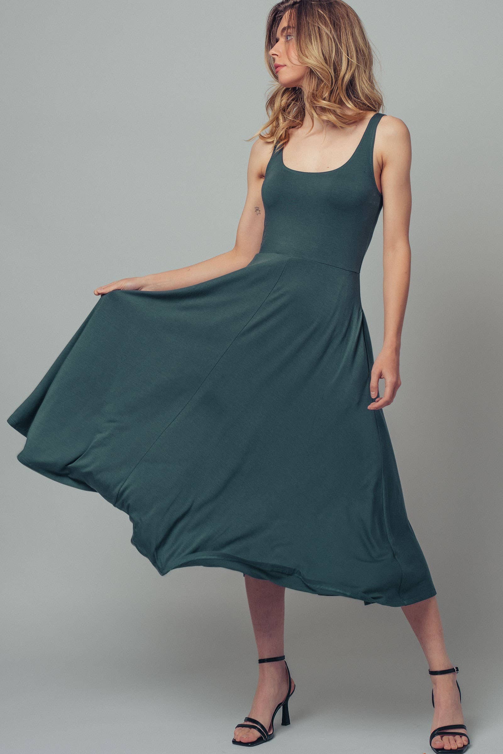 Solid Sleeveless Scoop Neck Midi Dress