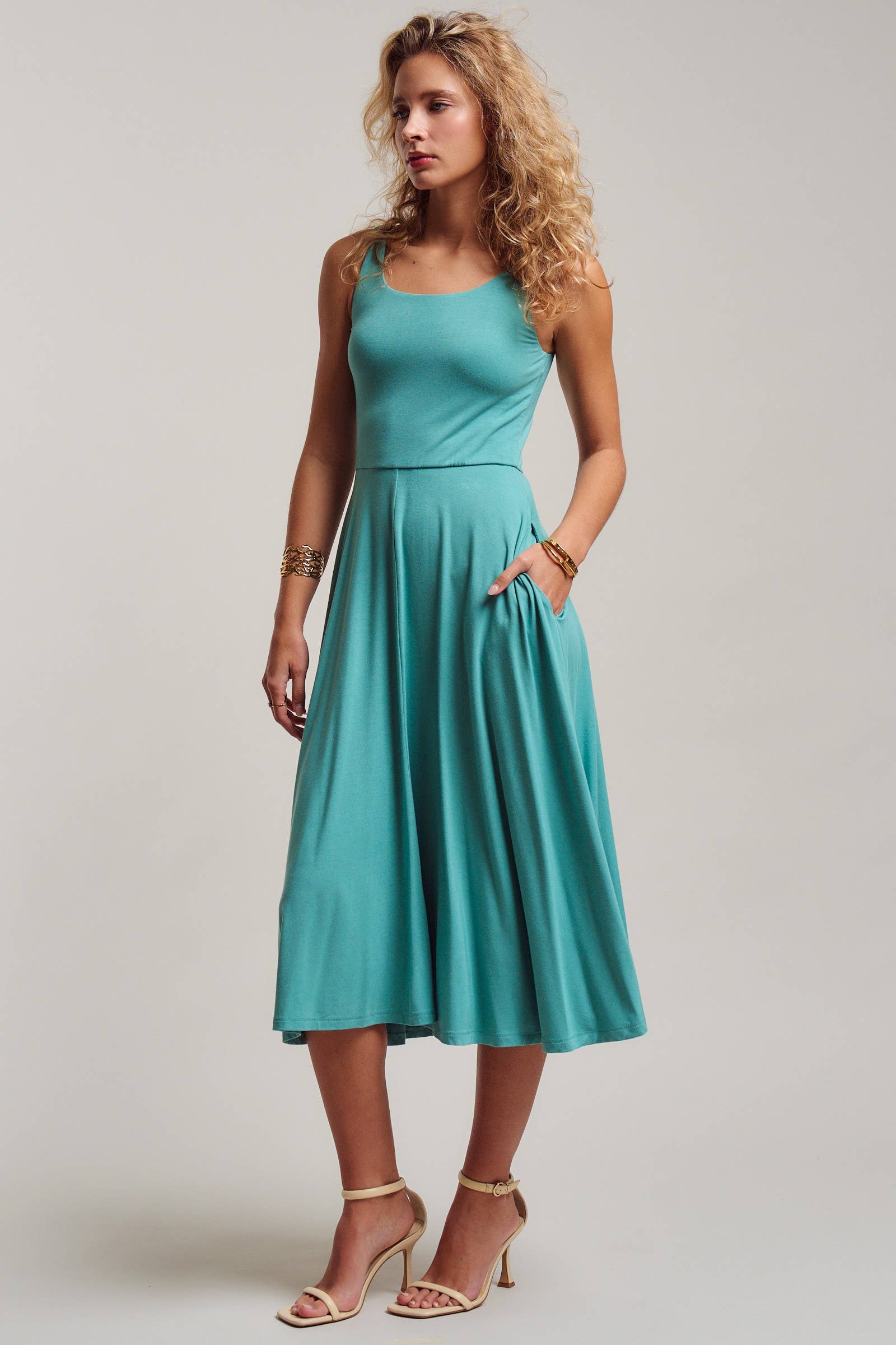Solid Sleeveless Scoop Neck Midi Dress