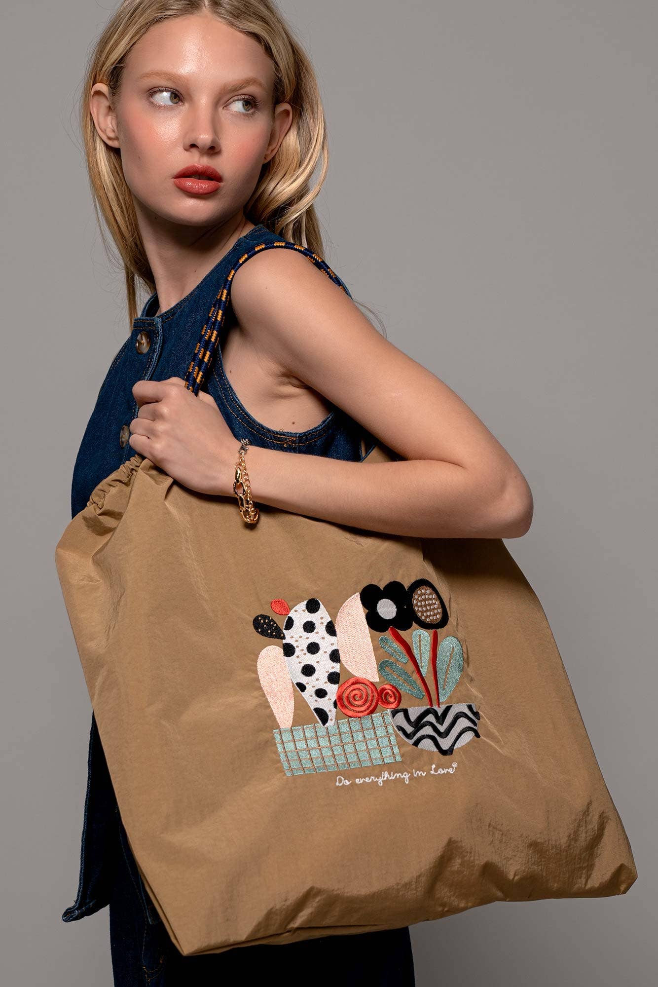 Urban Daizy Artful Blooms Applique Floral Market Tote Camel Tote Bag - Women's (UDZ-DR-00388)