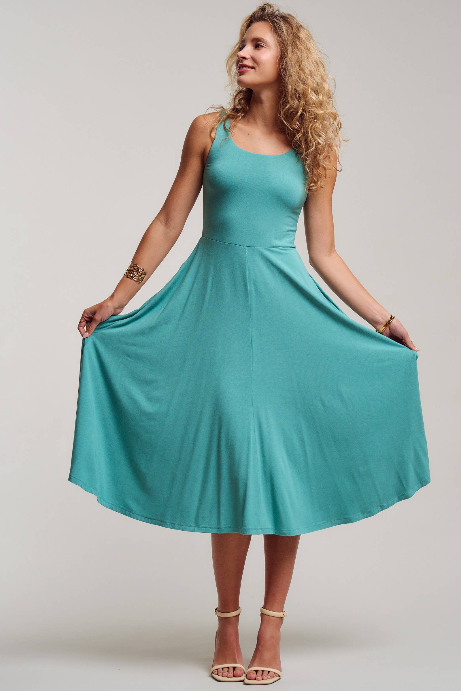 Solid Sleeveless Scoop Neck Midi Dress