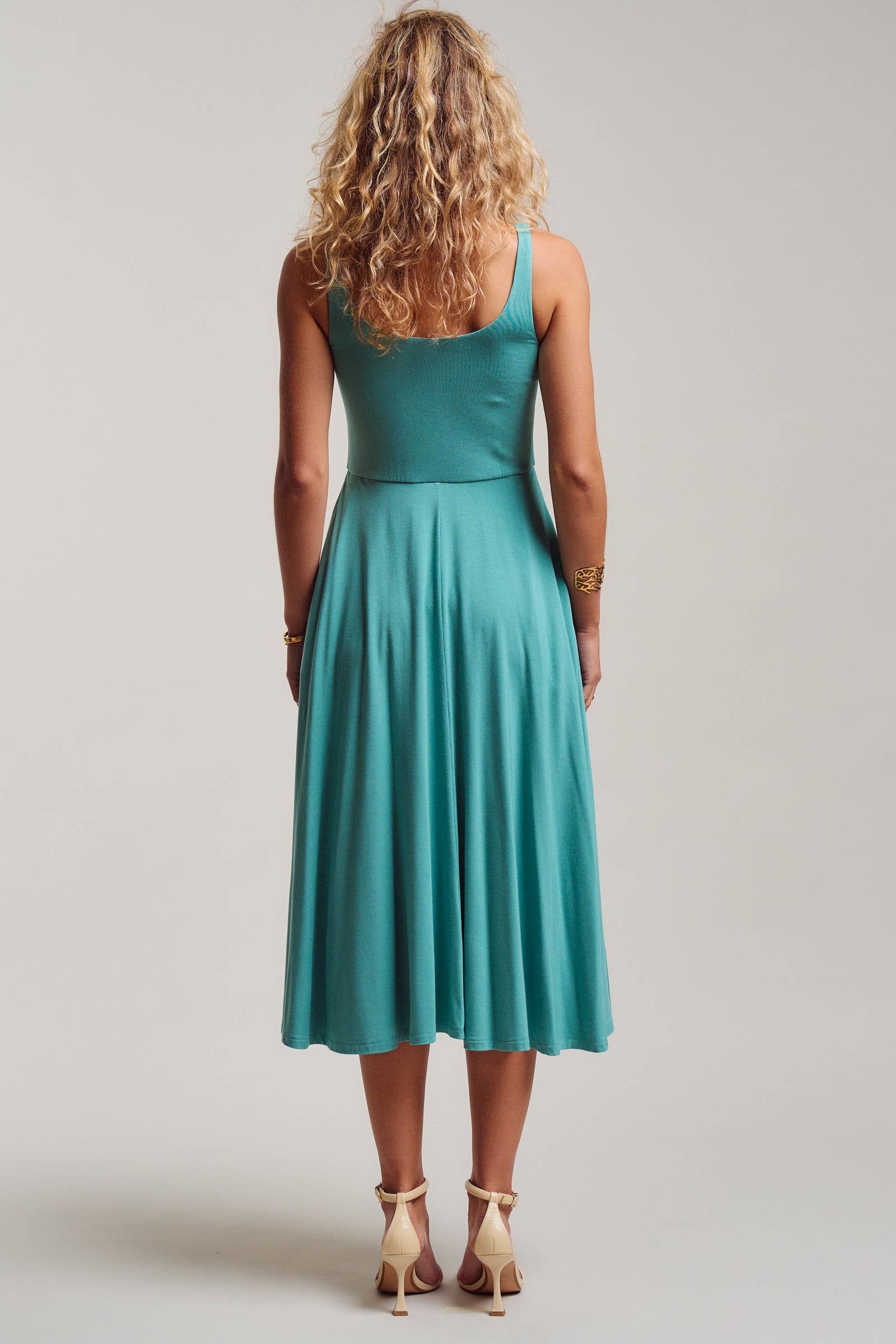 Solid Sleeveless Scoop Neck Midi Dress