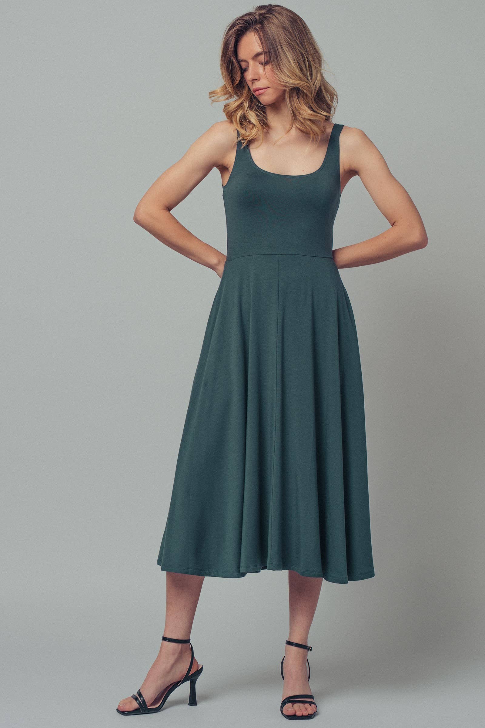 Solid Sleeveless Scoop Neck Midi Dress