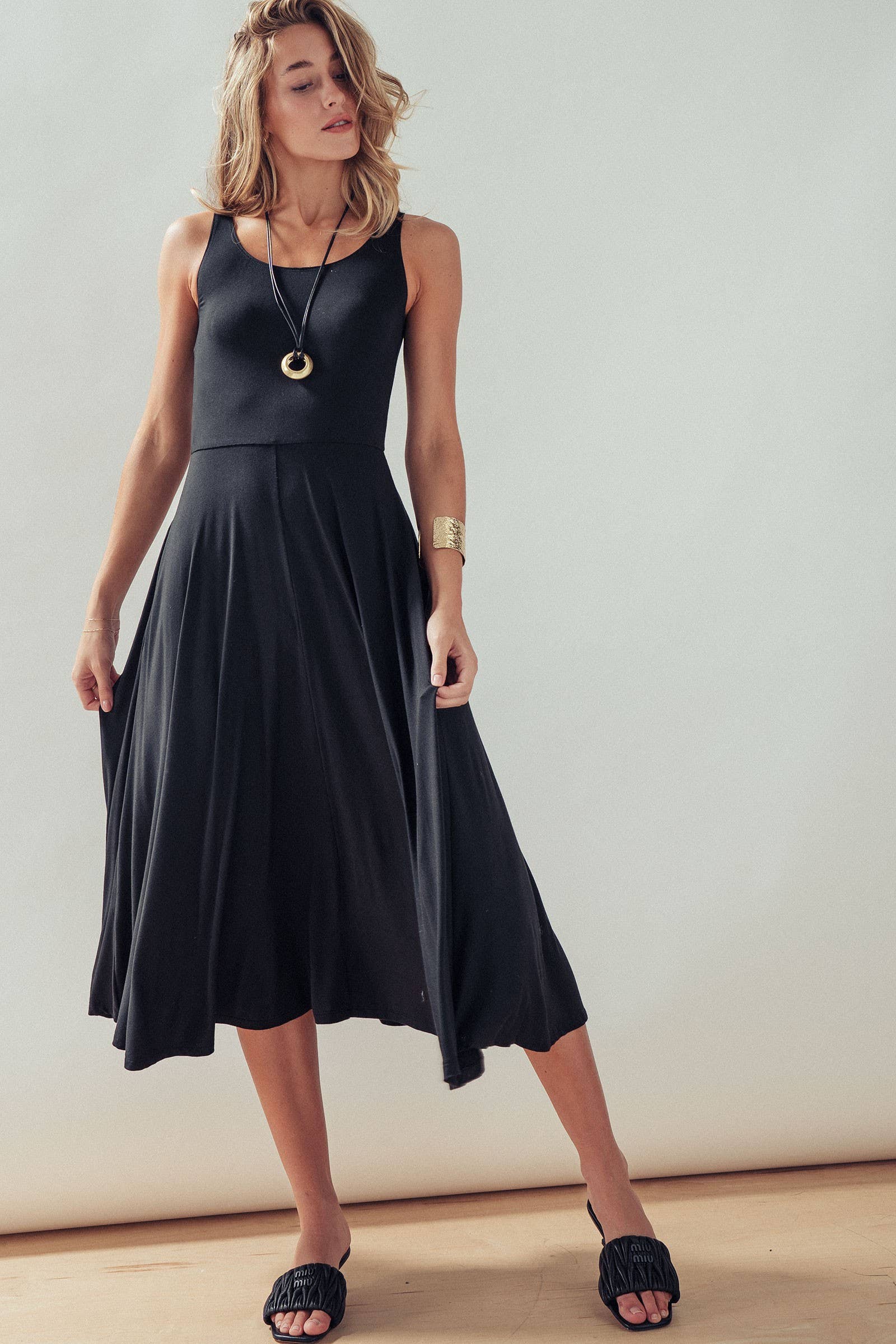 Solid Sleeveless Scoop Neck Midi Dress