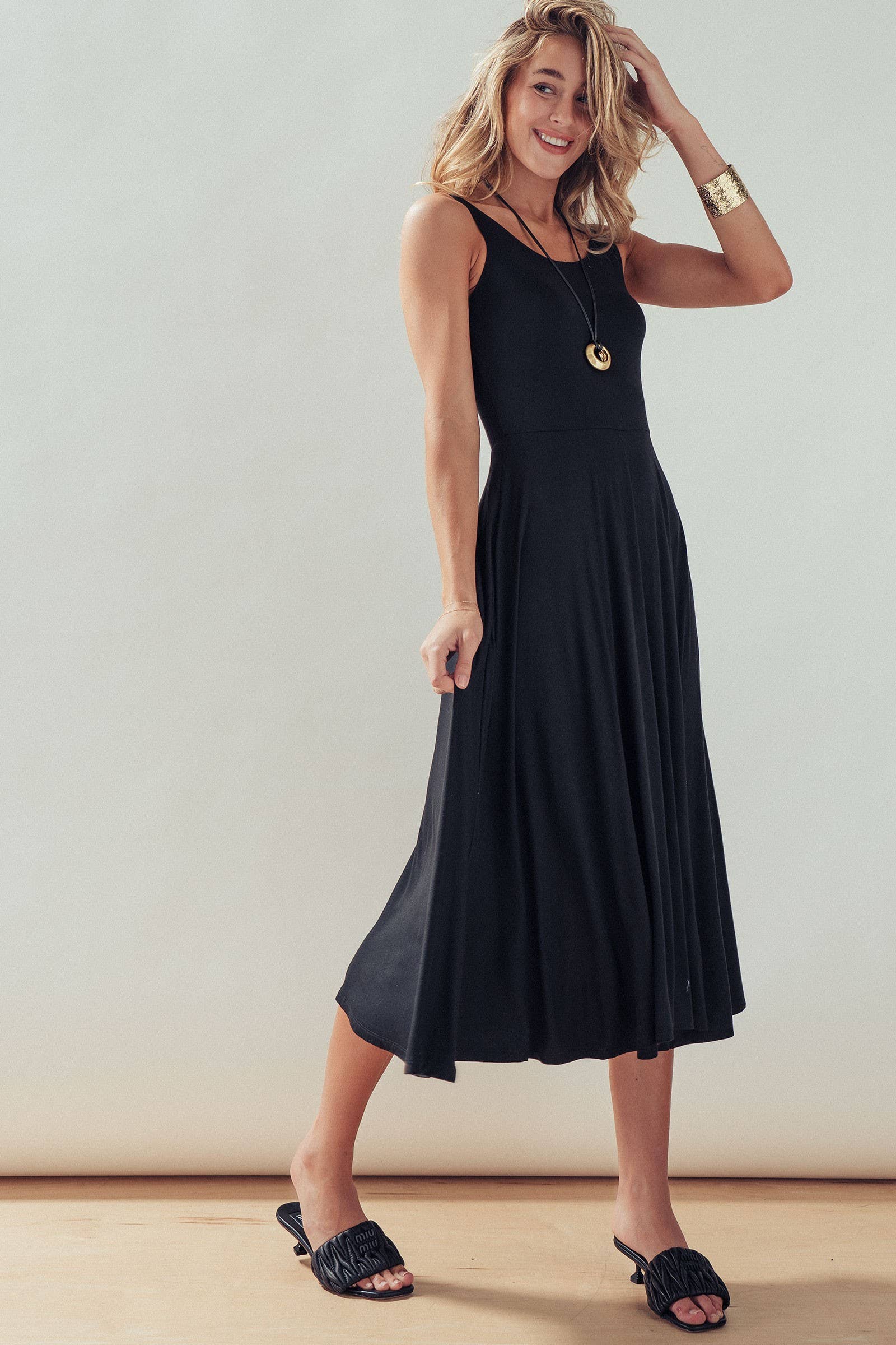 Solid Sleeveless Scoop Neck Midi Dress