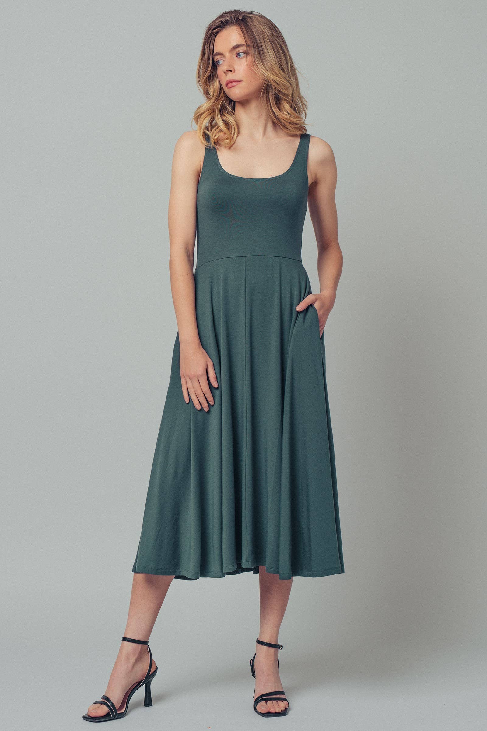 Solid Sleeveless Scoop Neck Midi Dress