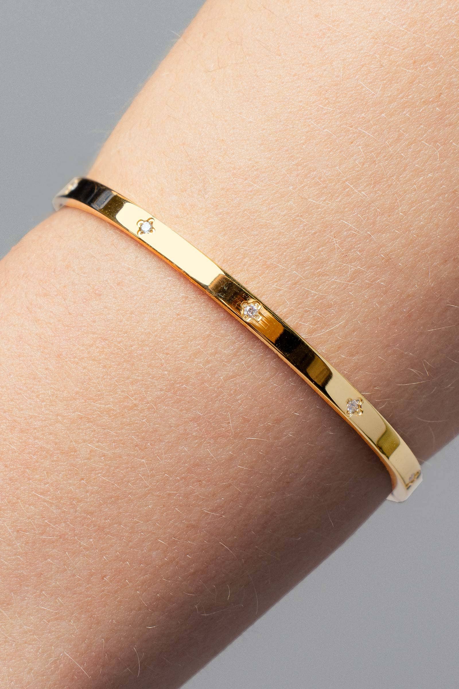 Urban Daizy 14K Gold Over Stainless Steel Studded Bangle Yellow-Gold Bangle Bracelet (UDZ-XX-00001)