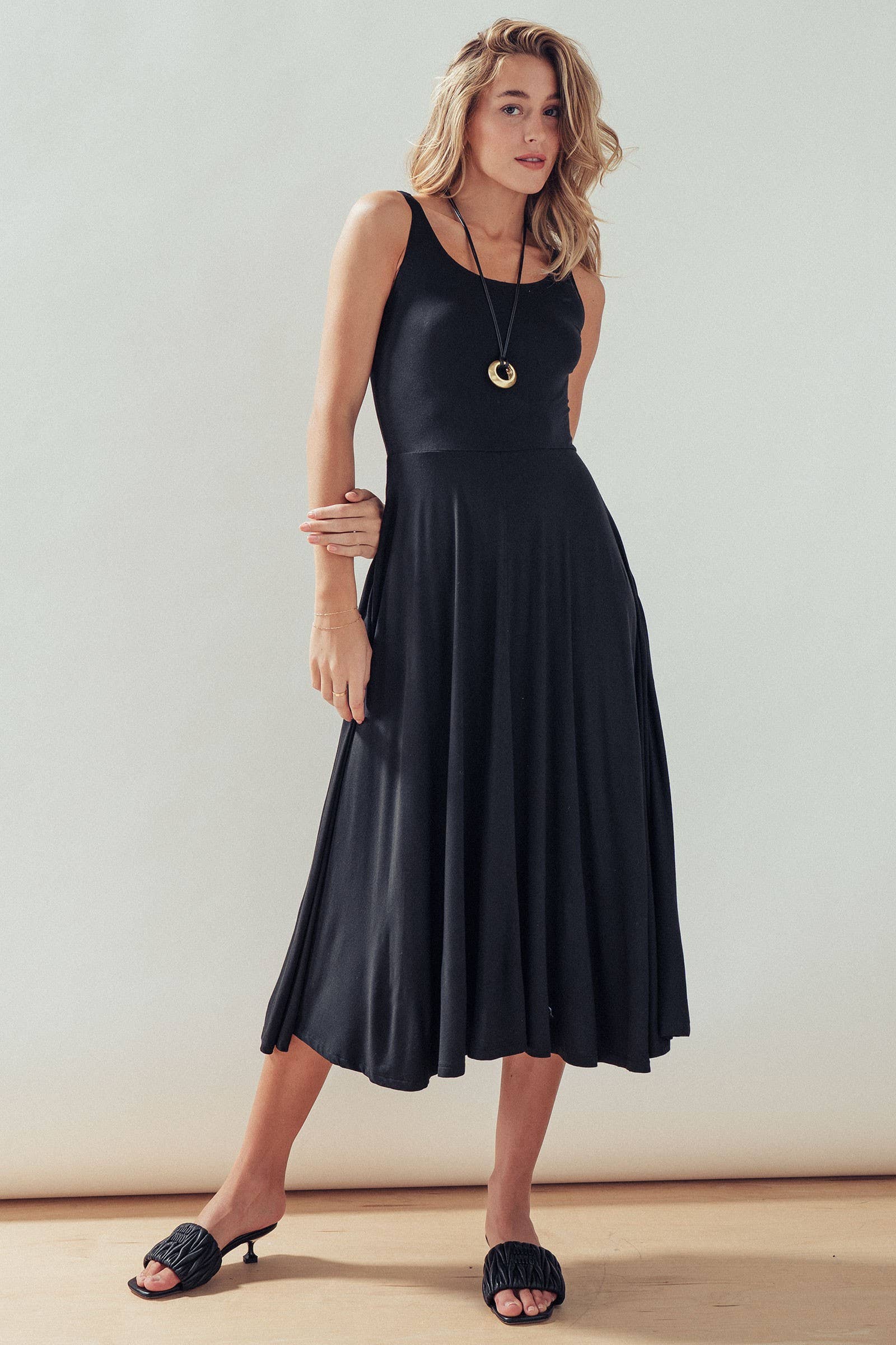 Solid Sleeveless Scoop Neck Midi Dress
