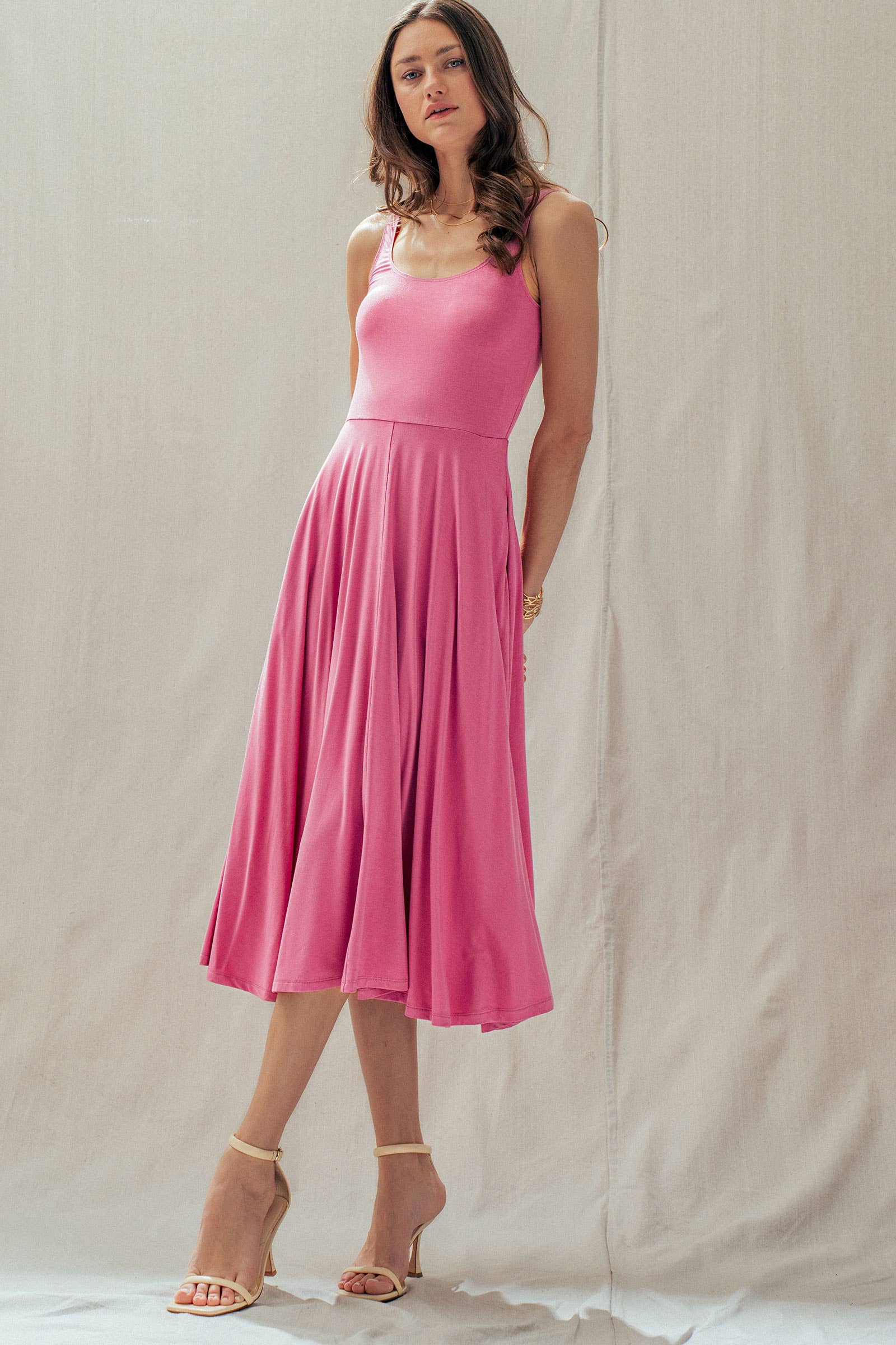 Solid Sleeveless Scoop Neck Midi Dress