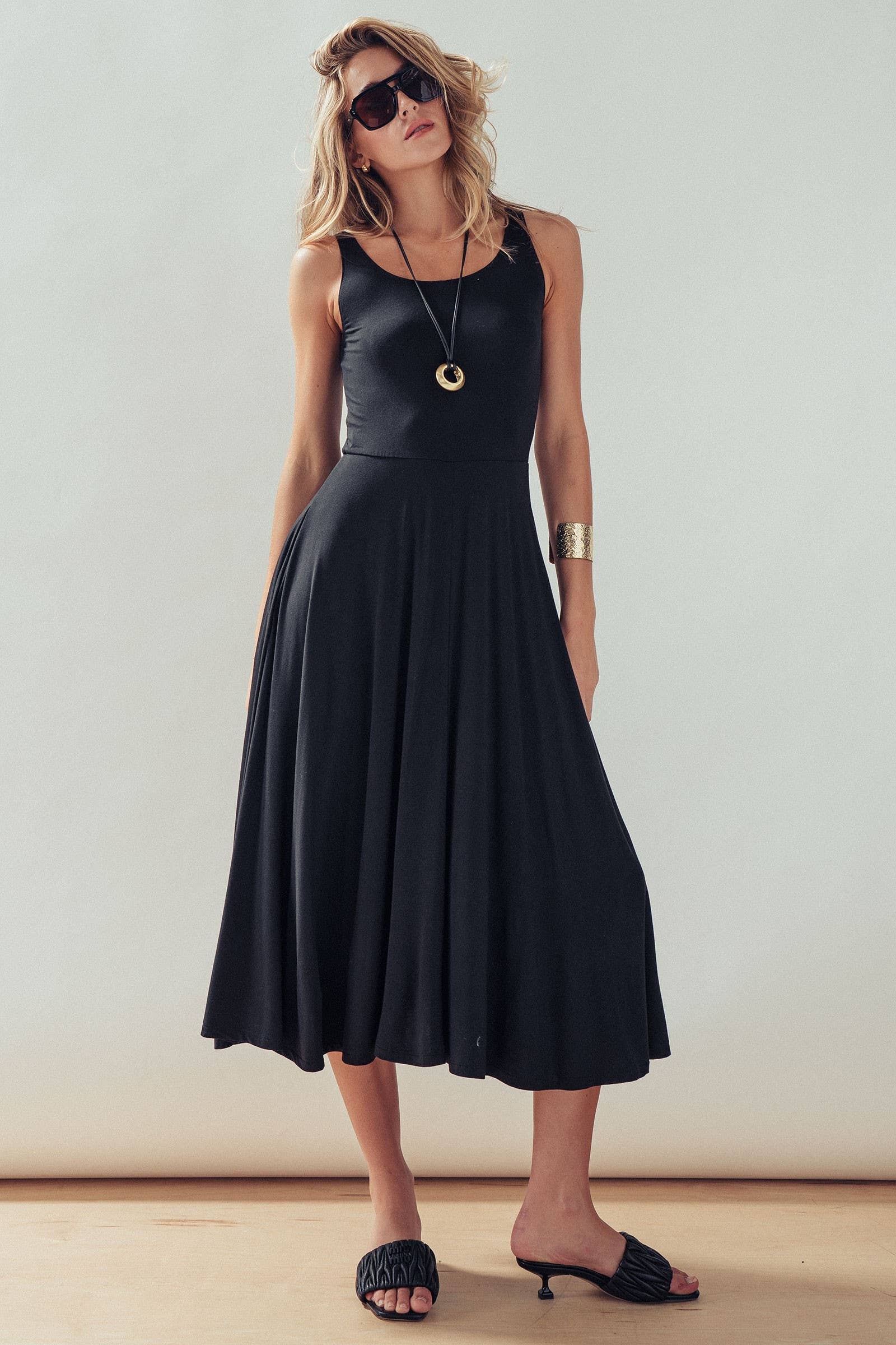 Solid Sleeveless Scoop Neck Midi Dress