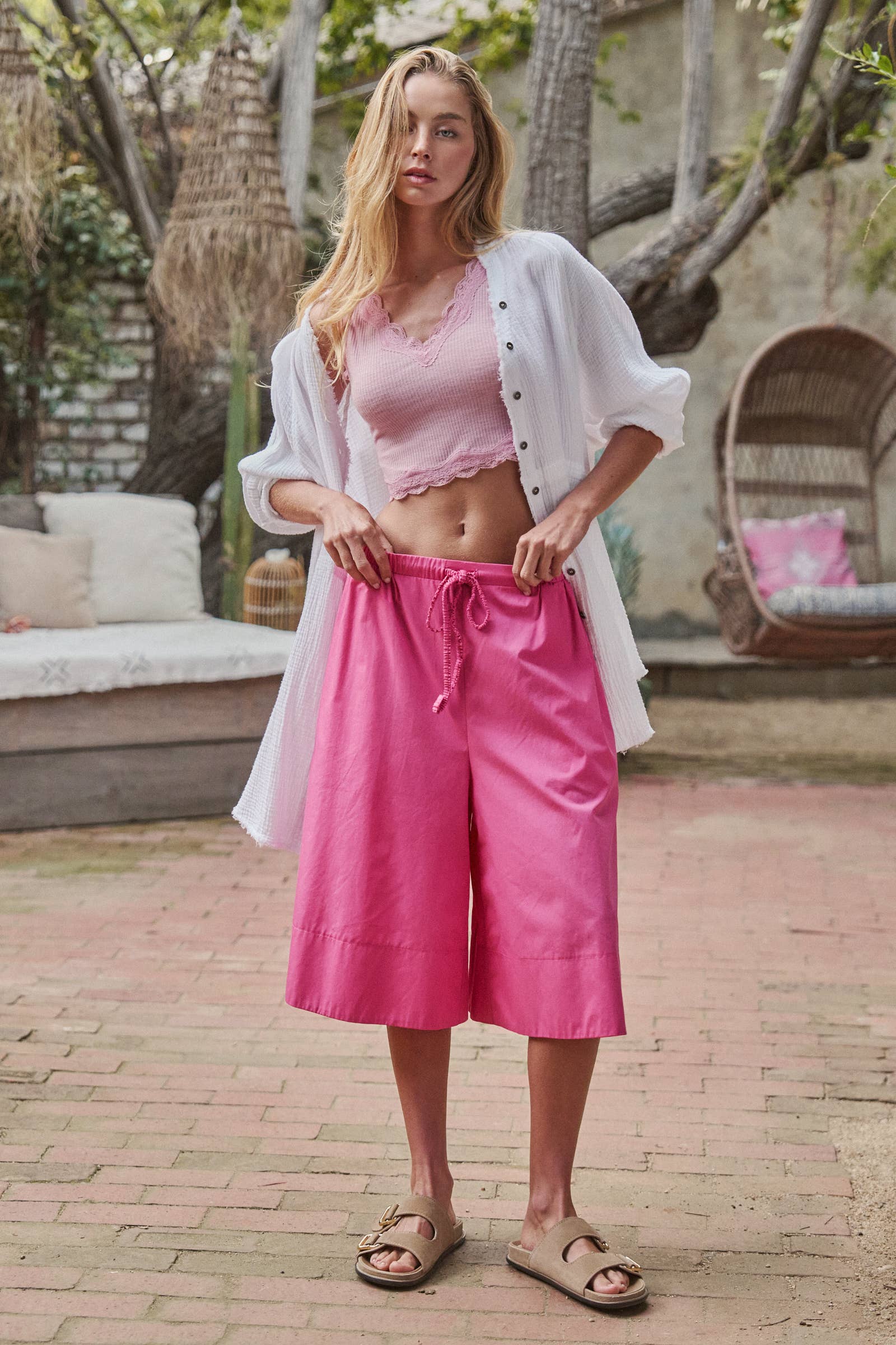 Lace Trim Ribbed Knit V-Neck Crop Top