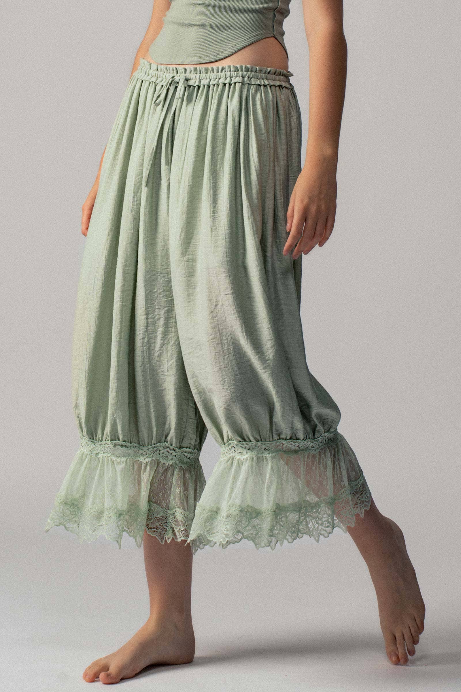 Urban Daizy Lace-Trimmed Cropped Bloomer Pants Ivory Pants - Women's (UDZ-PT-00240) – alternate view 5