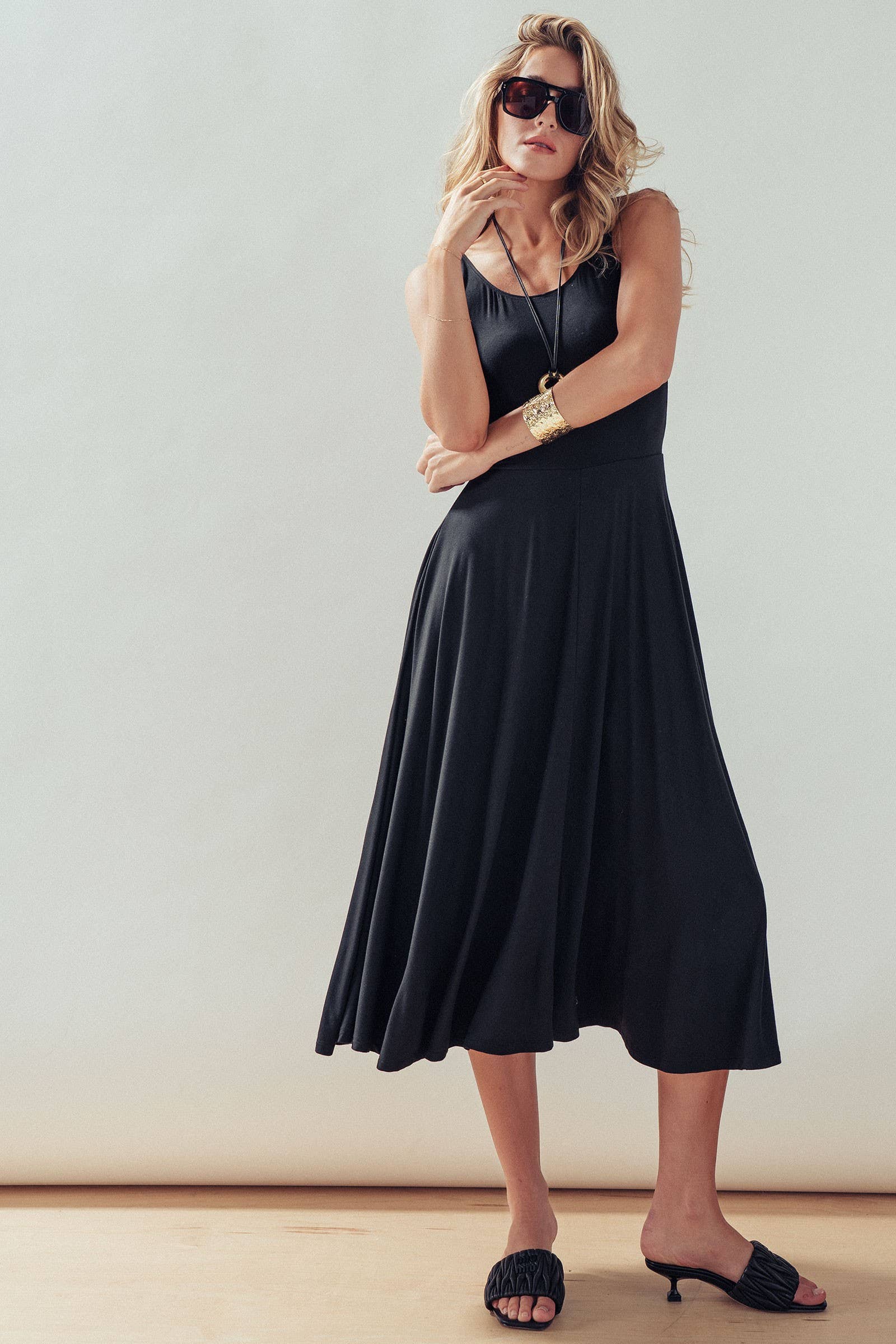 Solid Sleeveless Scoop Neck Midi Dress
