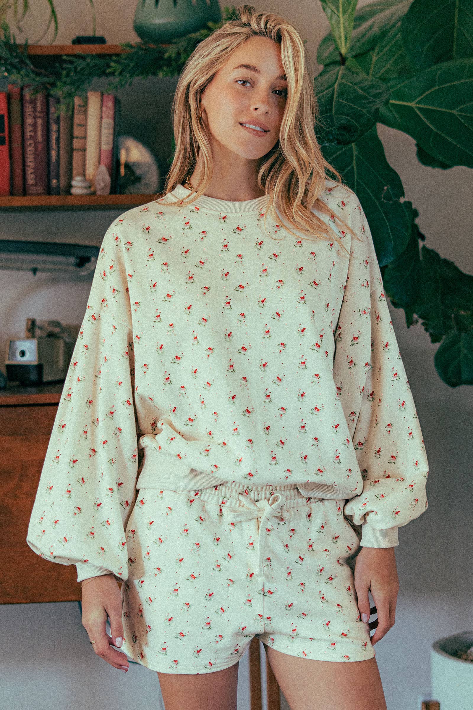 Urban Daizy Floral Balloon Sleeve Sweatshirt and Shorts Set Creamy-Beige Lounge Set - Women's (UDZ-AC-00210) – alternate view 9