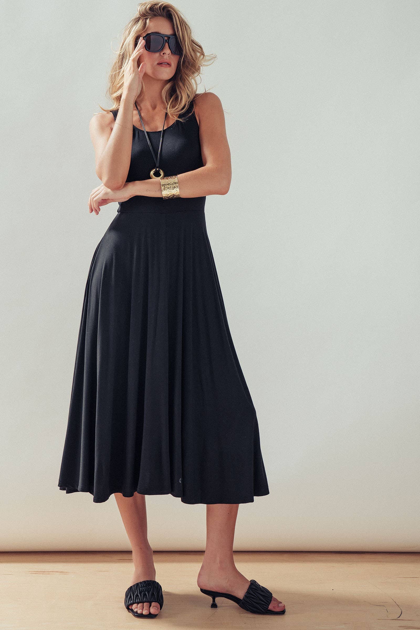 Solid Sleeveless Scoop Neck Midi Dress