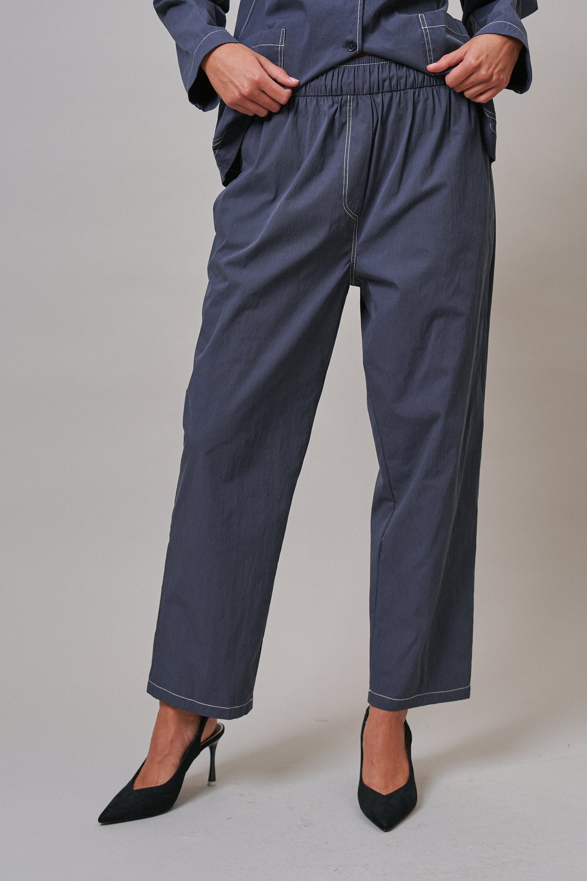 Elastic Waist Contrast Stitch Woven Pants in NAVY - Women's Pants | Urban Daizy