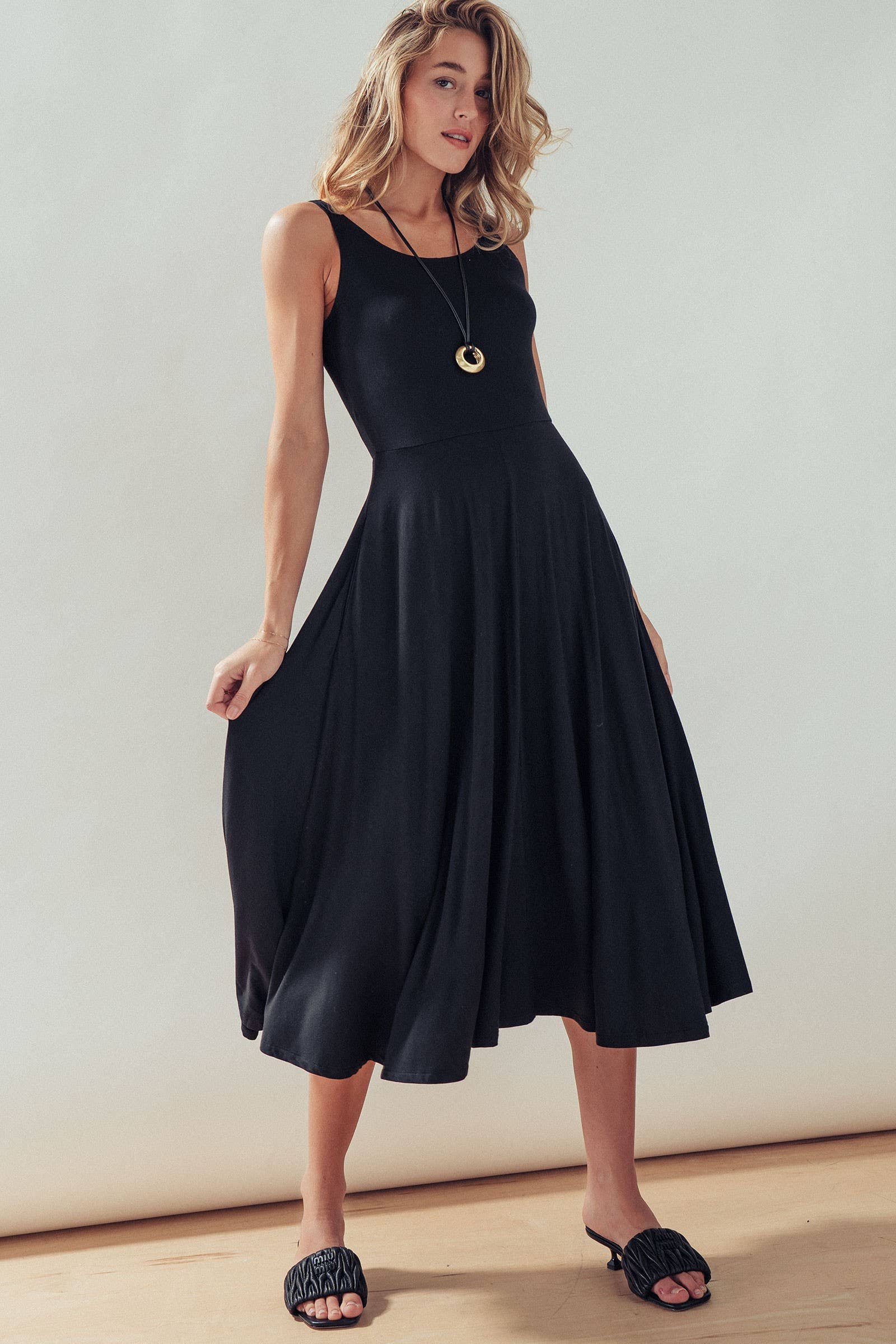 Solid Sleeveless Scoop Neck Midi Dress