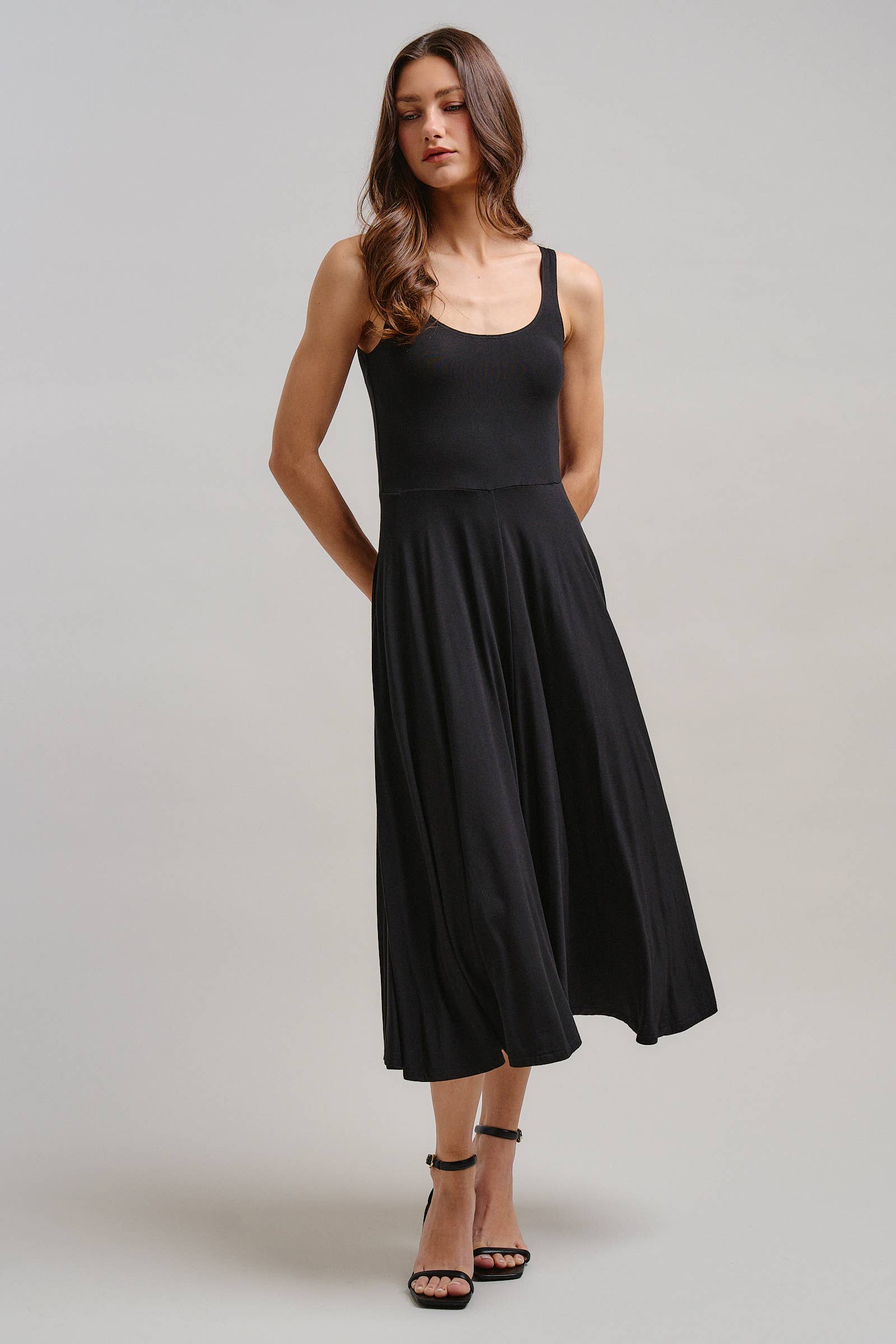 Solid Sleeveless Scoop Neck Midi Dress
