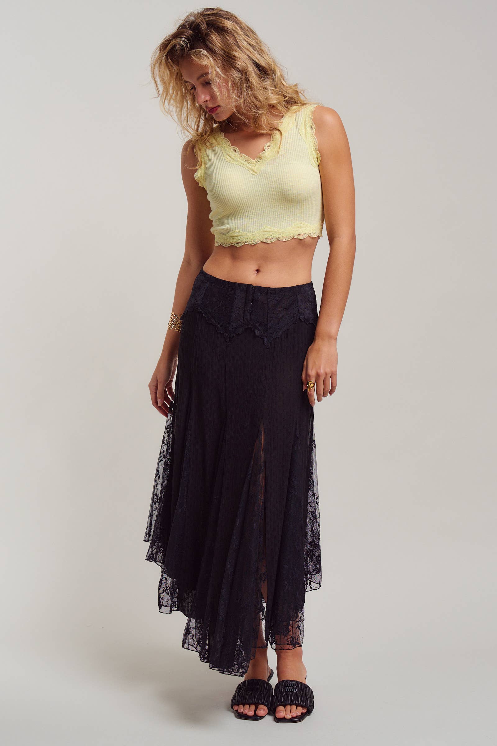 Lace Trim Ribbed Knit V-Neck Crop Top