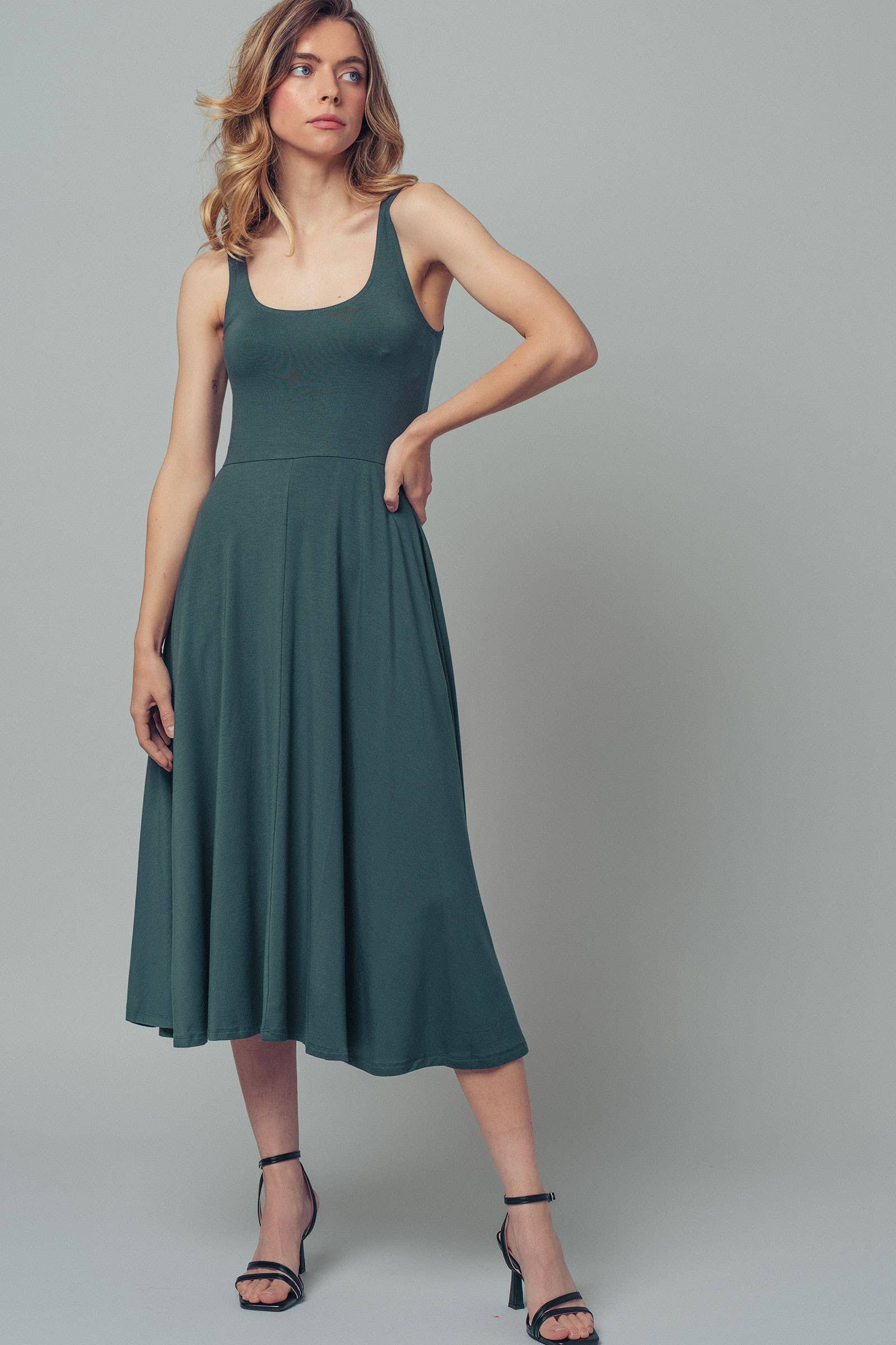 Solid Sleeveless Scoop Neck Midi Dress