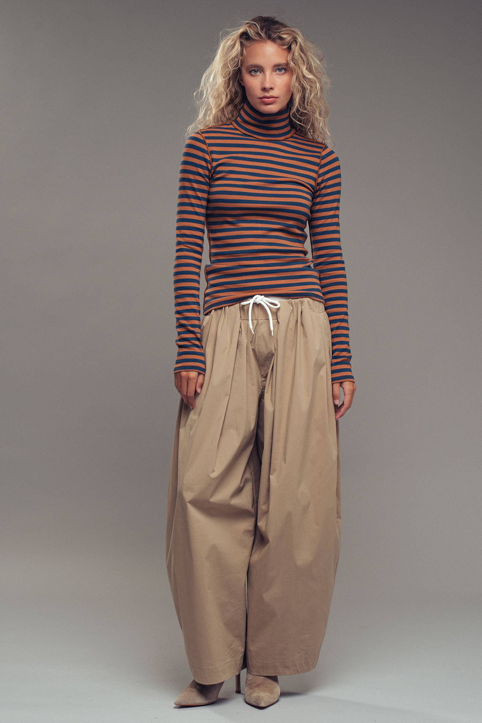 Contrast Seam Turtleneck Knit Top