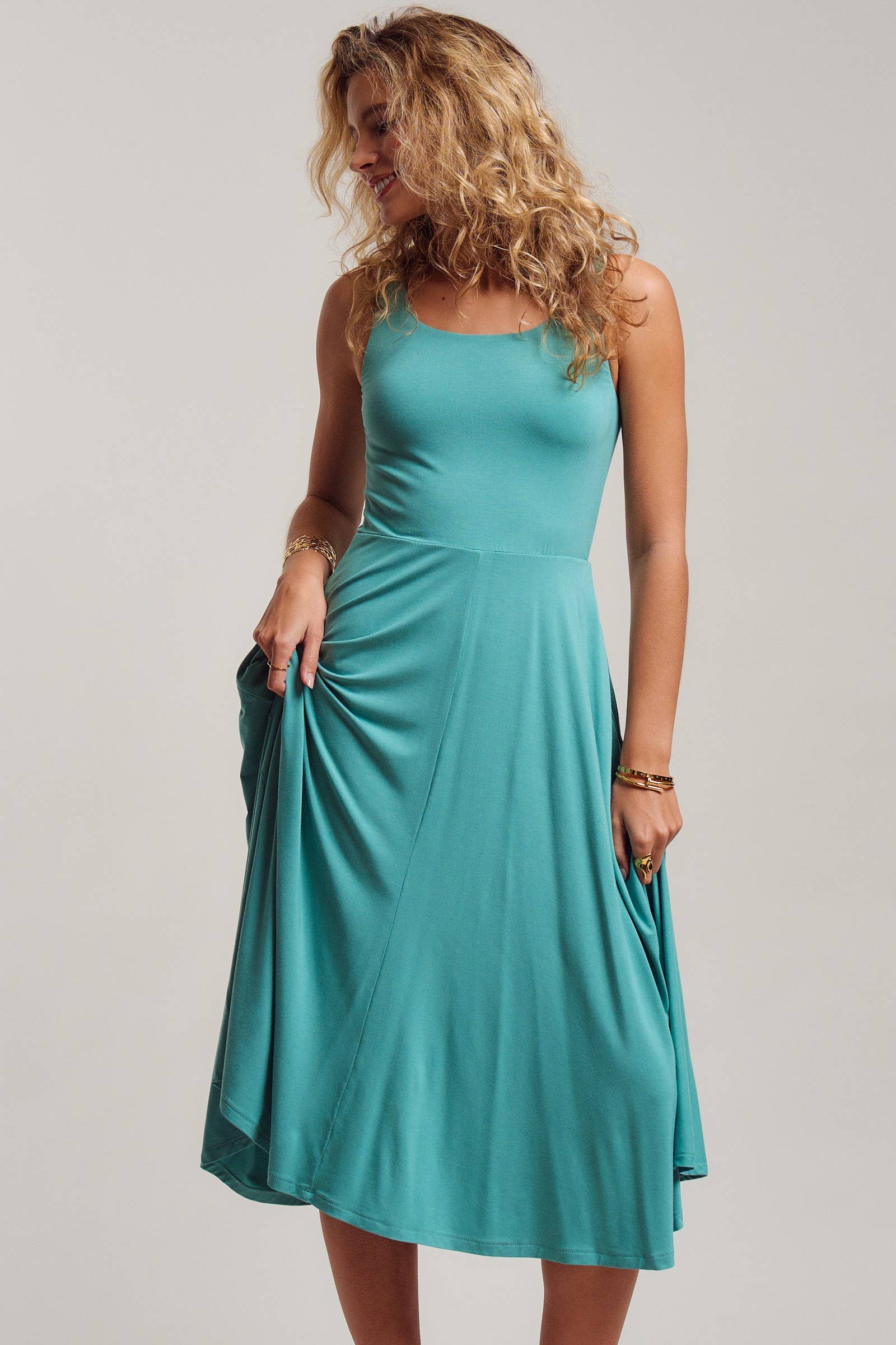 Solid Sleeveless Scoop Neck Midi Dress