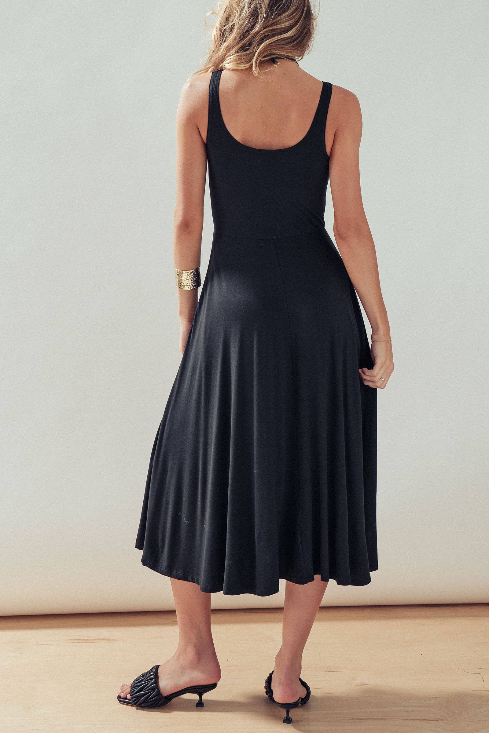 Solid Sleeveless Scoop Neck Midi Dress