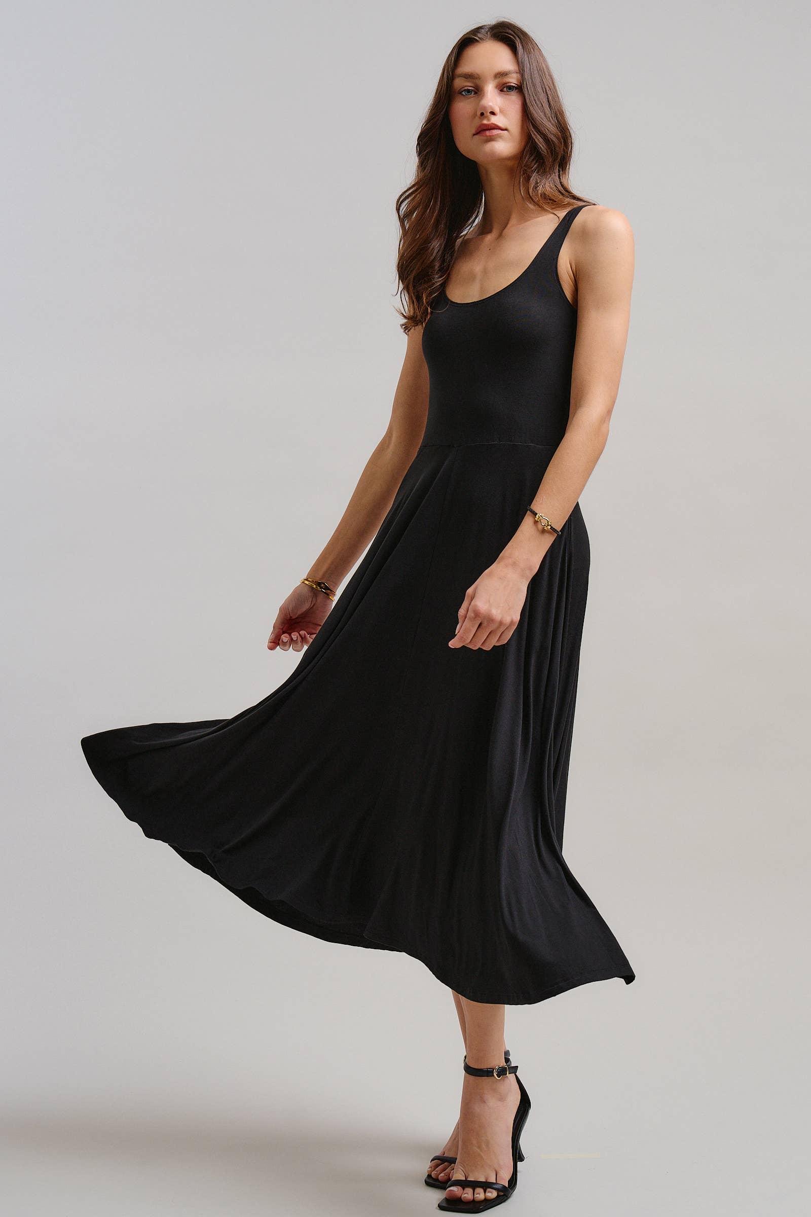 Solid Sleeveless Scoop Neck Midi Dress