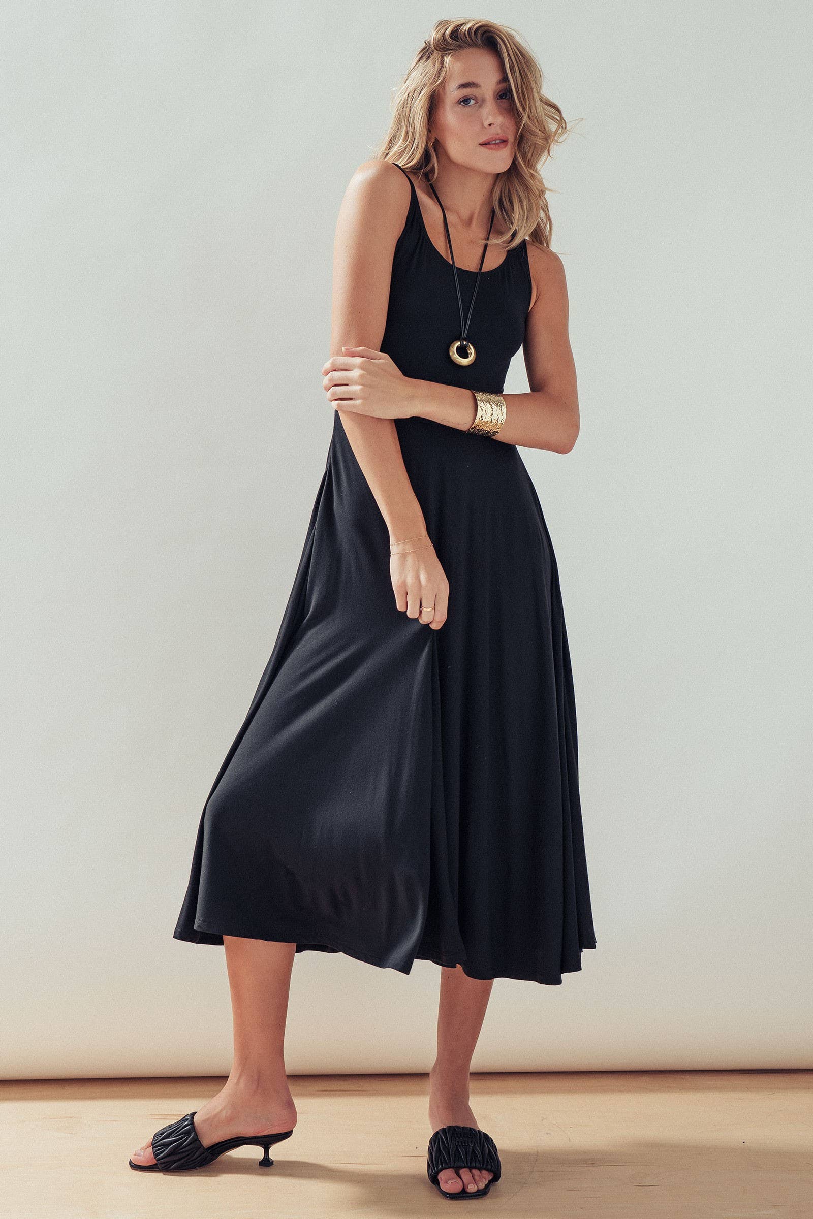 Solid Sleeveless Scoop Neck Midi Dress