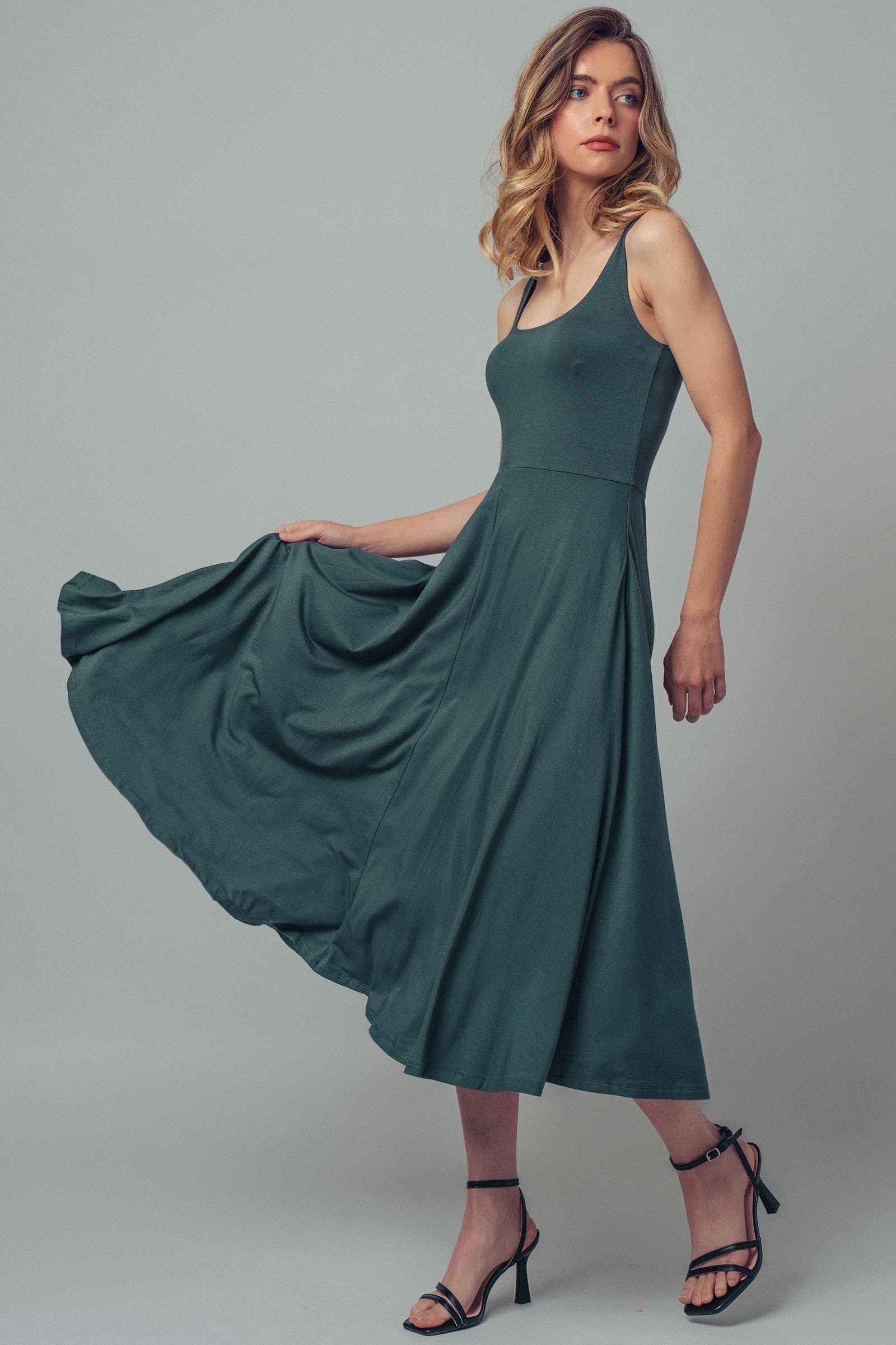 Solid Sleeveless Scoop Neck Midi Dress