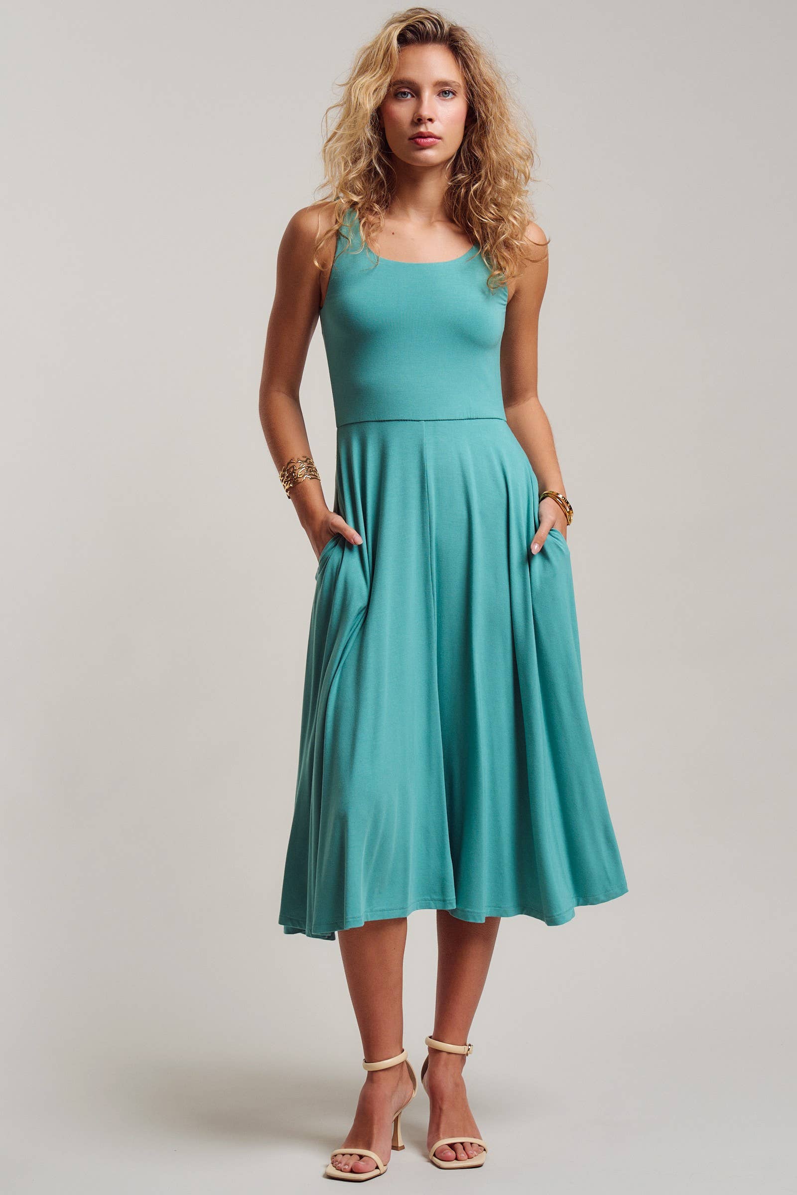 Solid Sleeveless Scoop Neck Midi Dress