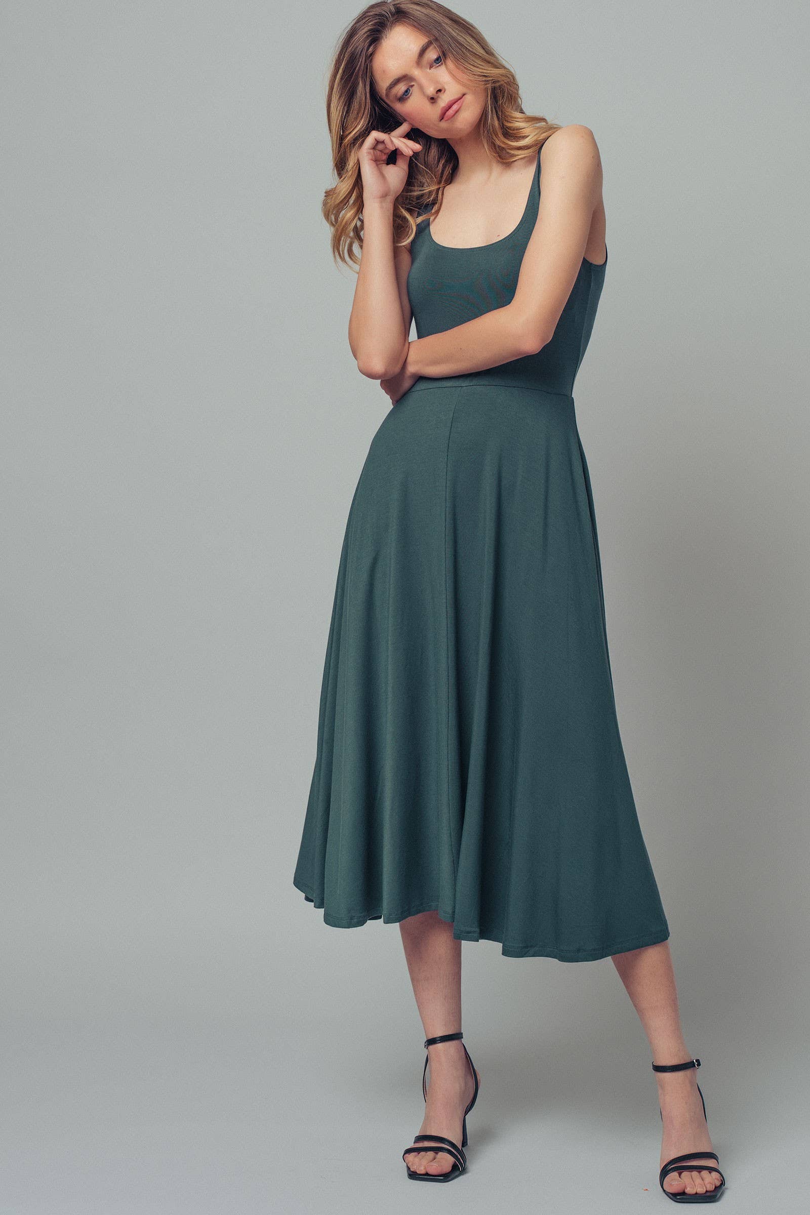 Solid Sleeveless Scoop Neck Midi Dress