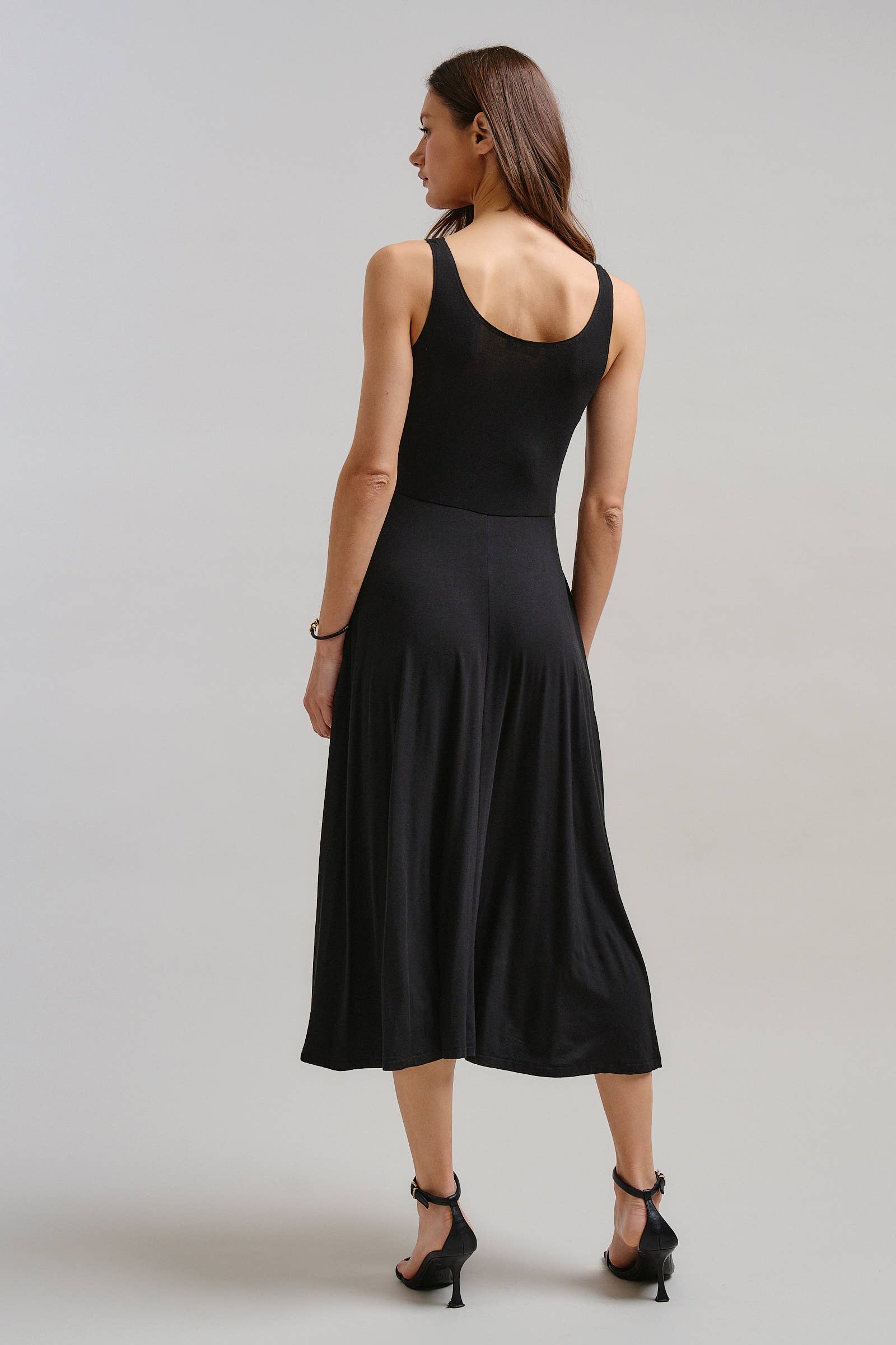 Solid Sleeveless Scoop Neck Midi Dress