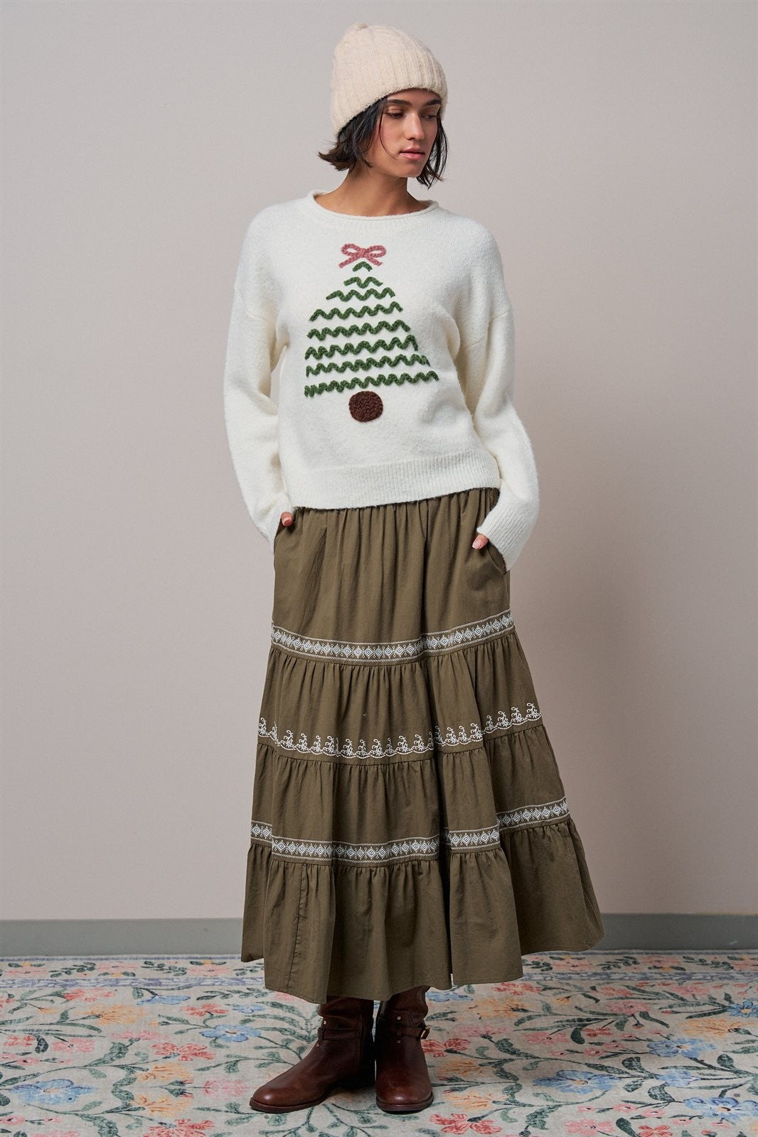 Christmas Tree Appliqué Crewneck Pullover Sweater in Ivory - Women's Sweaters | Urban Daizy