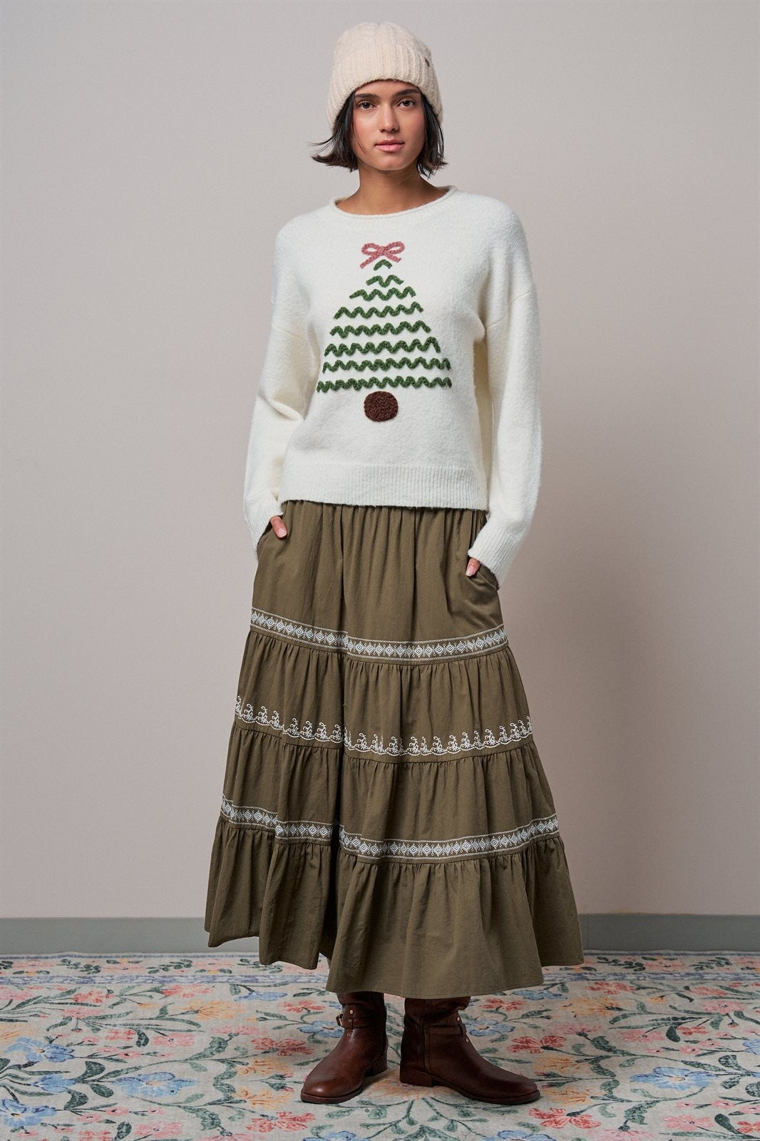 Christmas Tree Appliqué Crewneck Pullover Sweater in Ivory - Women's Sweaters | Urban Daizy