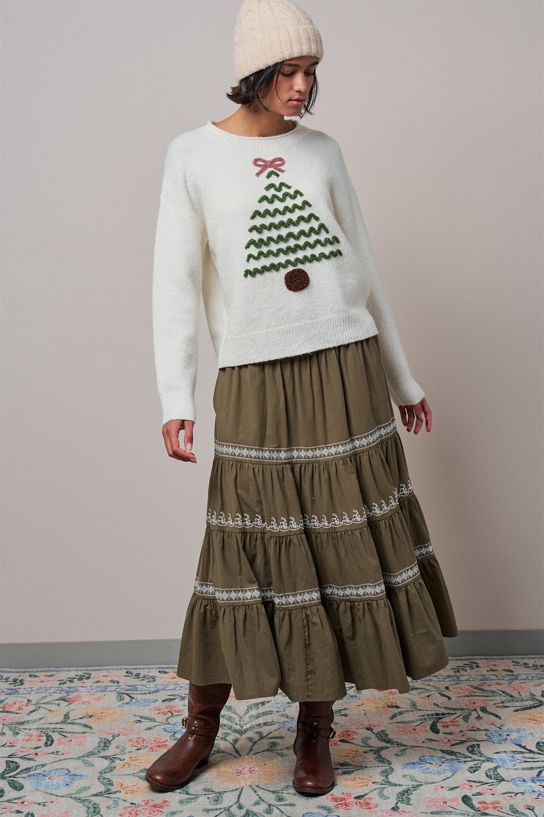 Christmas Tree Appliqué Crewneck Pullover Sweater in Ivory - Women's Sweaters | Urban Daizy