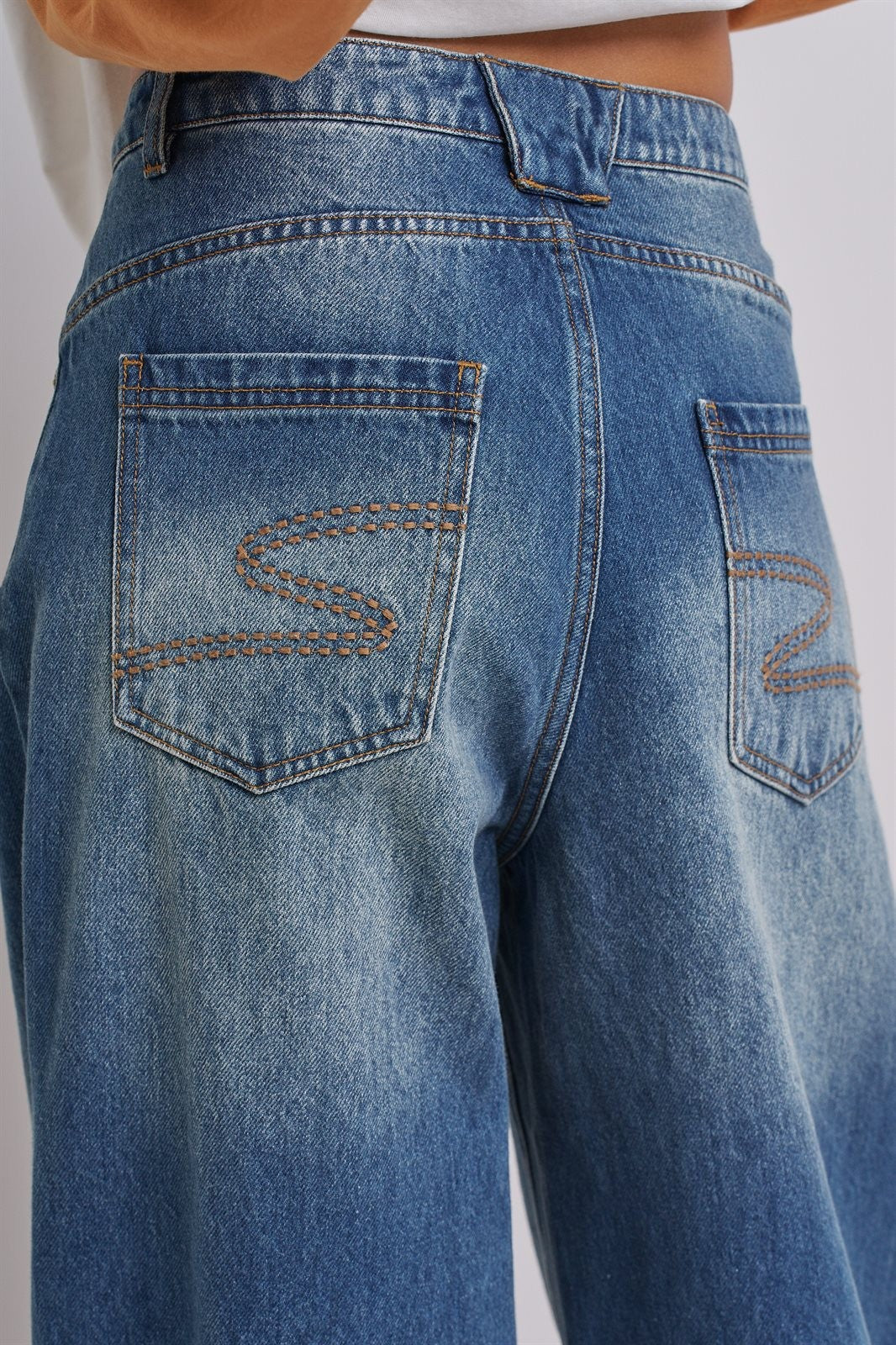 Retro Fade Wide-Leg Barrel Jeans in Denim - Women's Denim | Urban Daizy