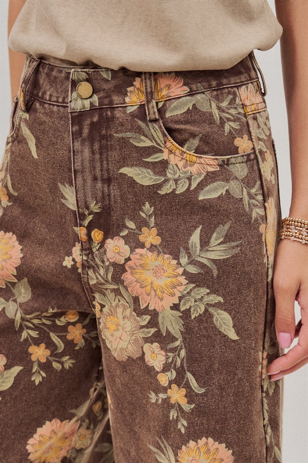 Brown Floral Print Wide-Leg Jeans in Brown - Women's Pants | Urban Daizy
