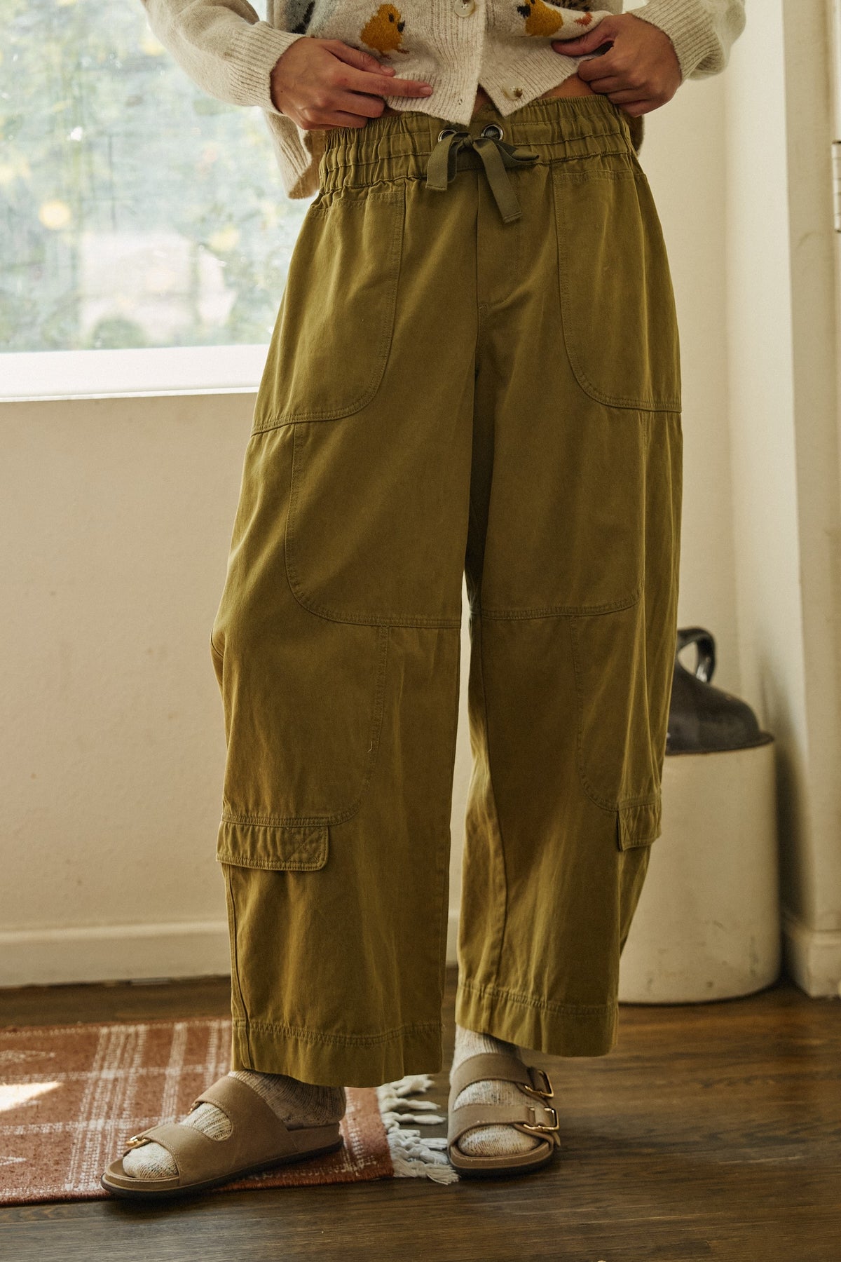 Open Trail Barrel Cargo Pants in Olive Green - Women's Casual Pants | Urban Daizy