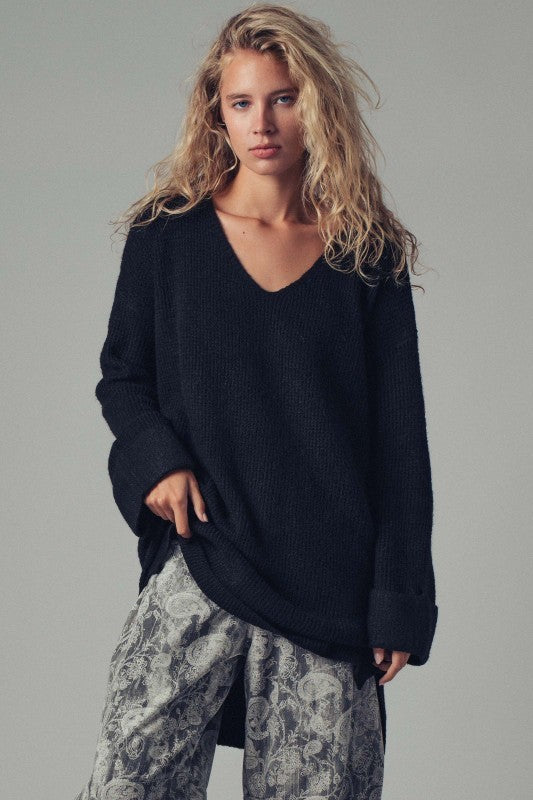 Oversized Waffle Knit V-Neck Pullover Sweater in Black - Women's Sweaters | Urban Daizy