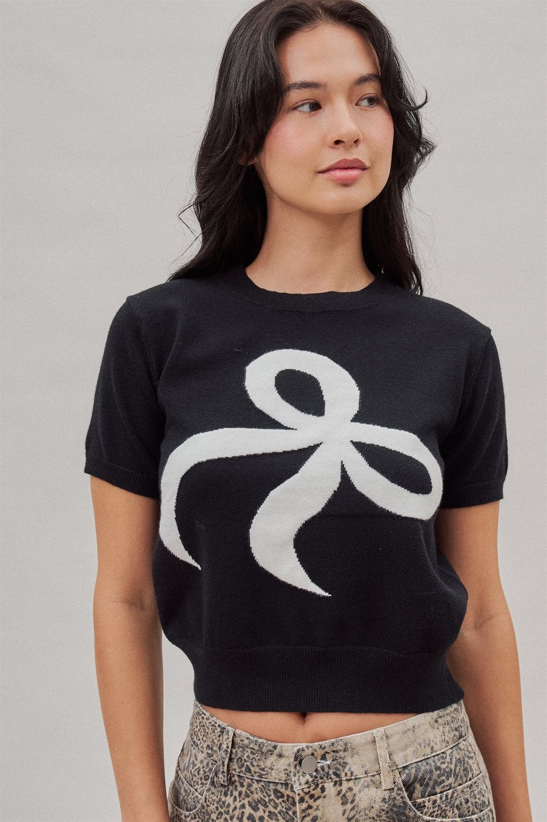 Bow Intarsia Knit Short Sleeve Sweater Tee in Black - Women's Sweaters | Urban Daizy