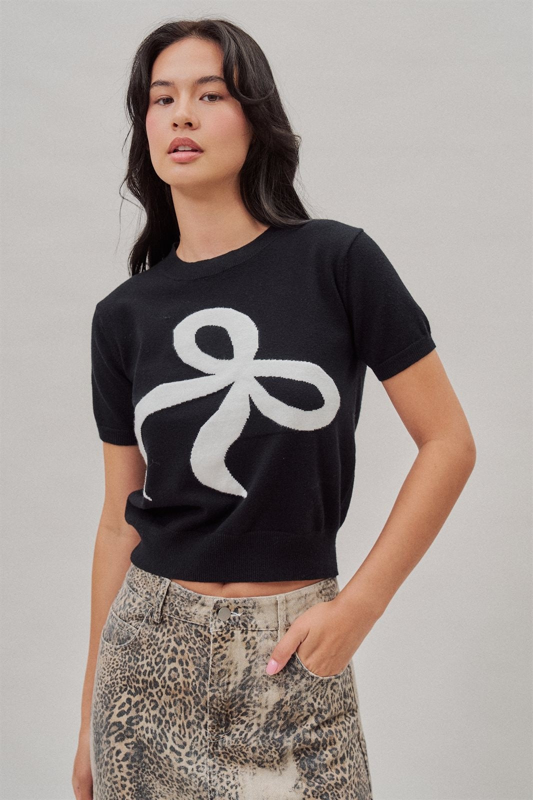 Bow Intarsia Knit Short Sleeve Sweater Tee in Black - Women's Sweaters | Urban Daizy