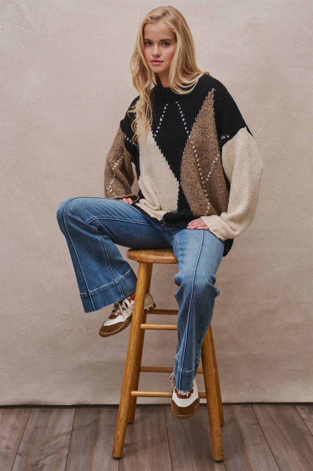 Argyle Diamond Colorblock Crewneck Knit Sweater in Taupe/black - Women's Sweaters | Urban Daizy