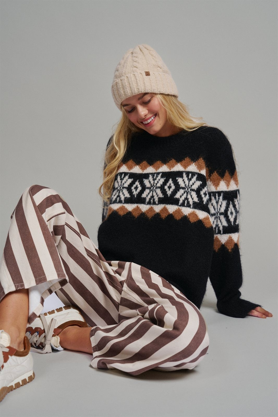 Fair Isle Snowflake Crew Neck Knit Sweater in Black - Women's Sweaters | Urban Daizy